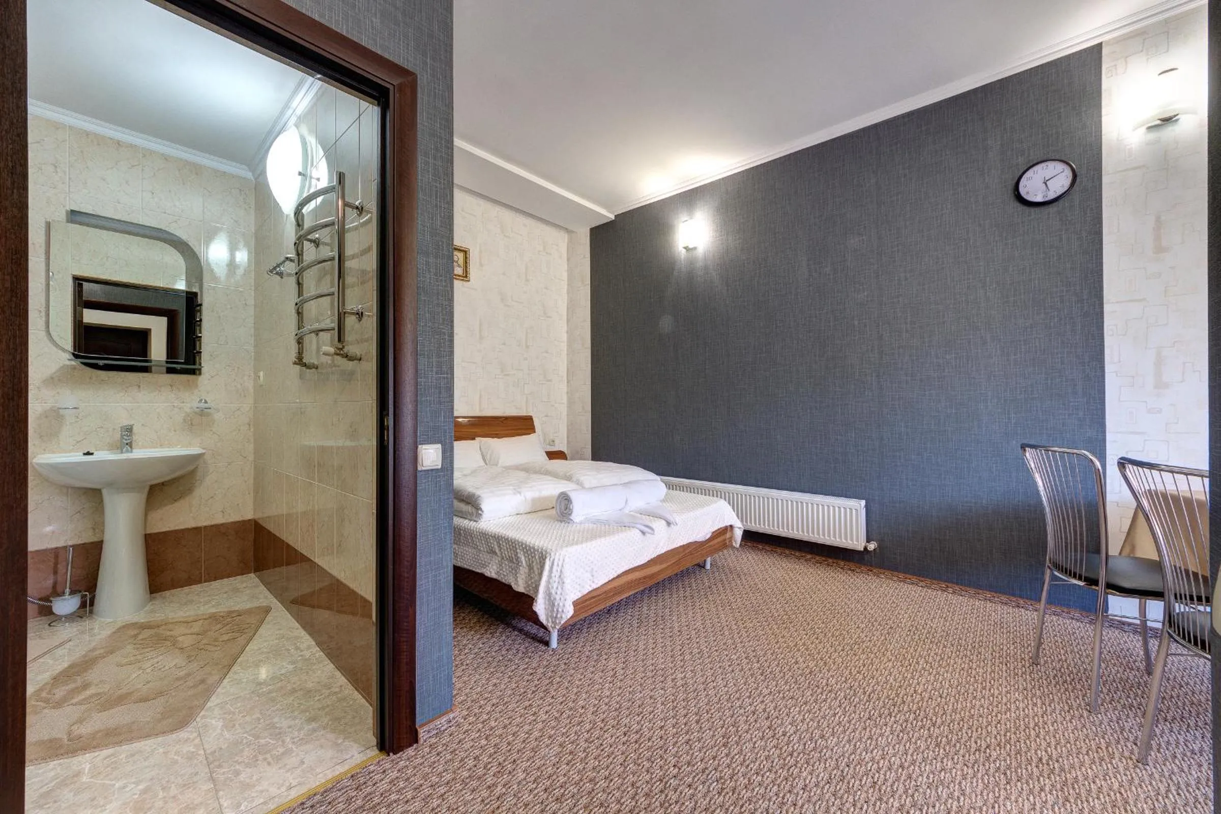 Dining area, Bed in Torba