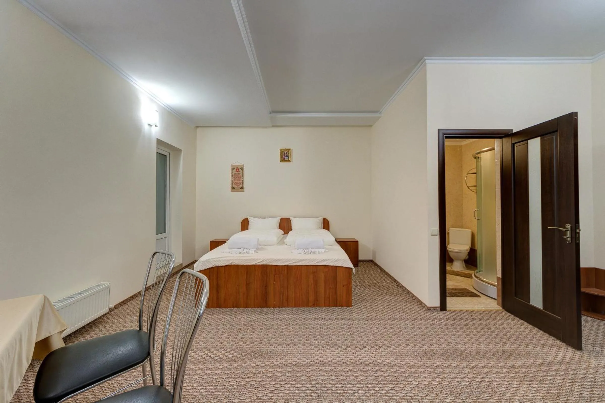 Bedroom, Bed in Torba