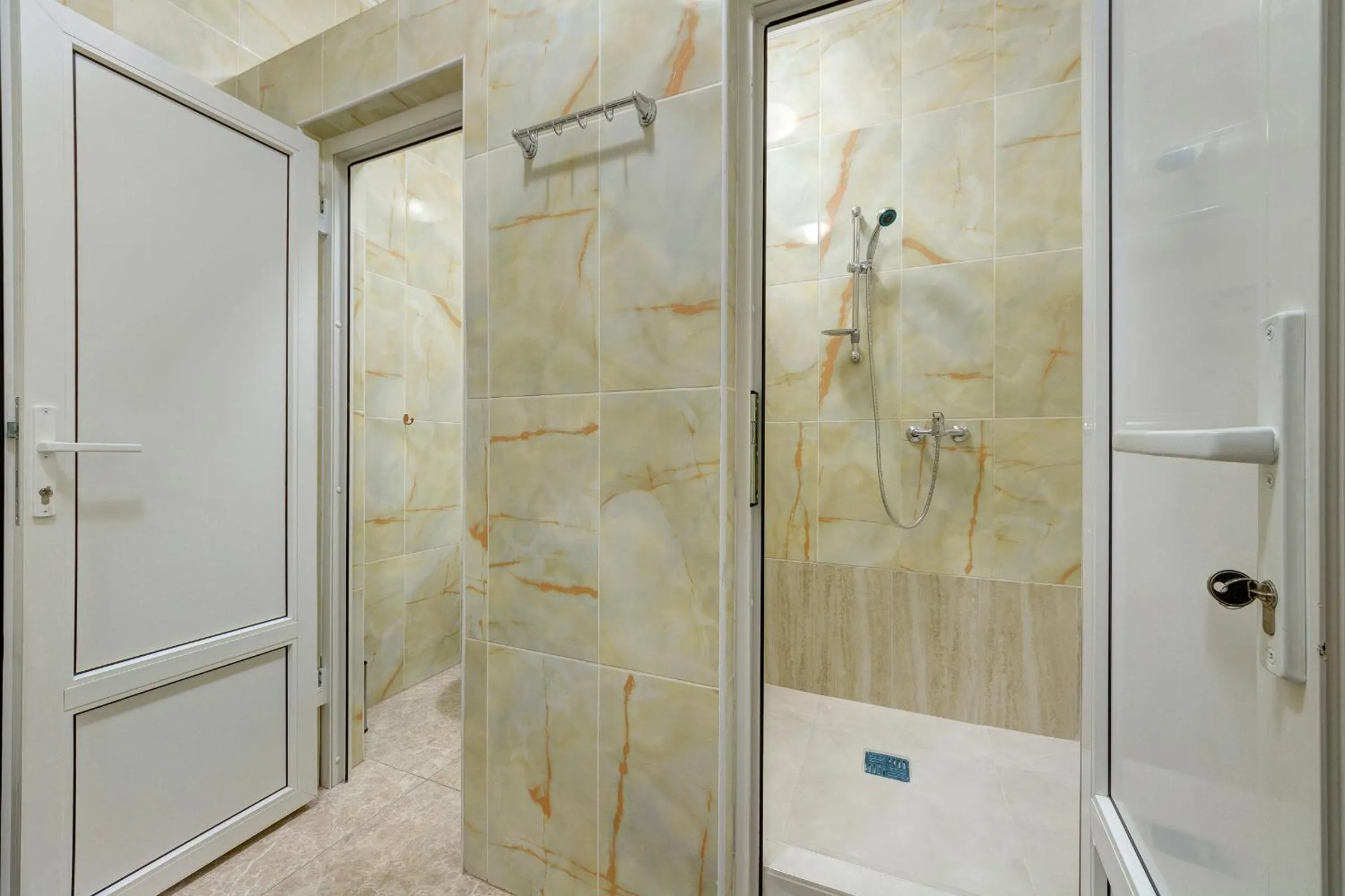 Shower in Torba