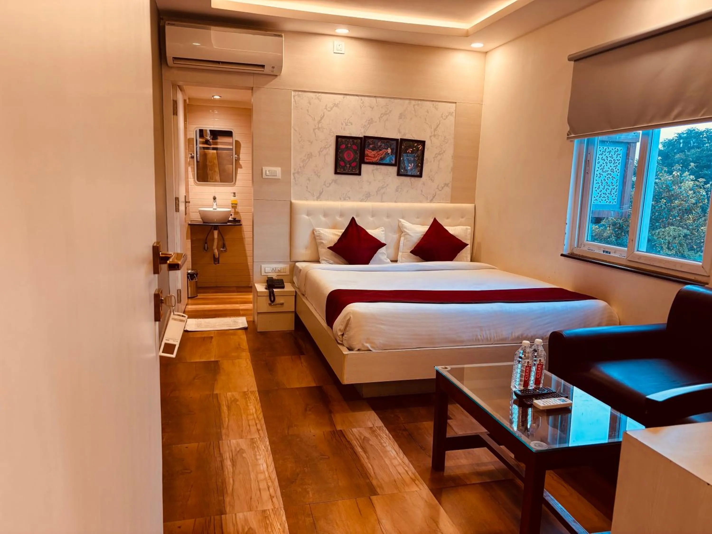 Photo of the whole room, Bed in Hotel Chariot Inn