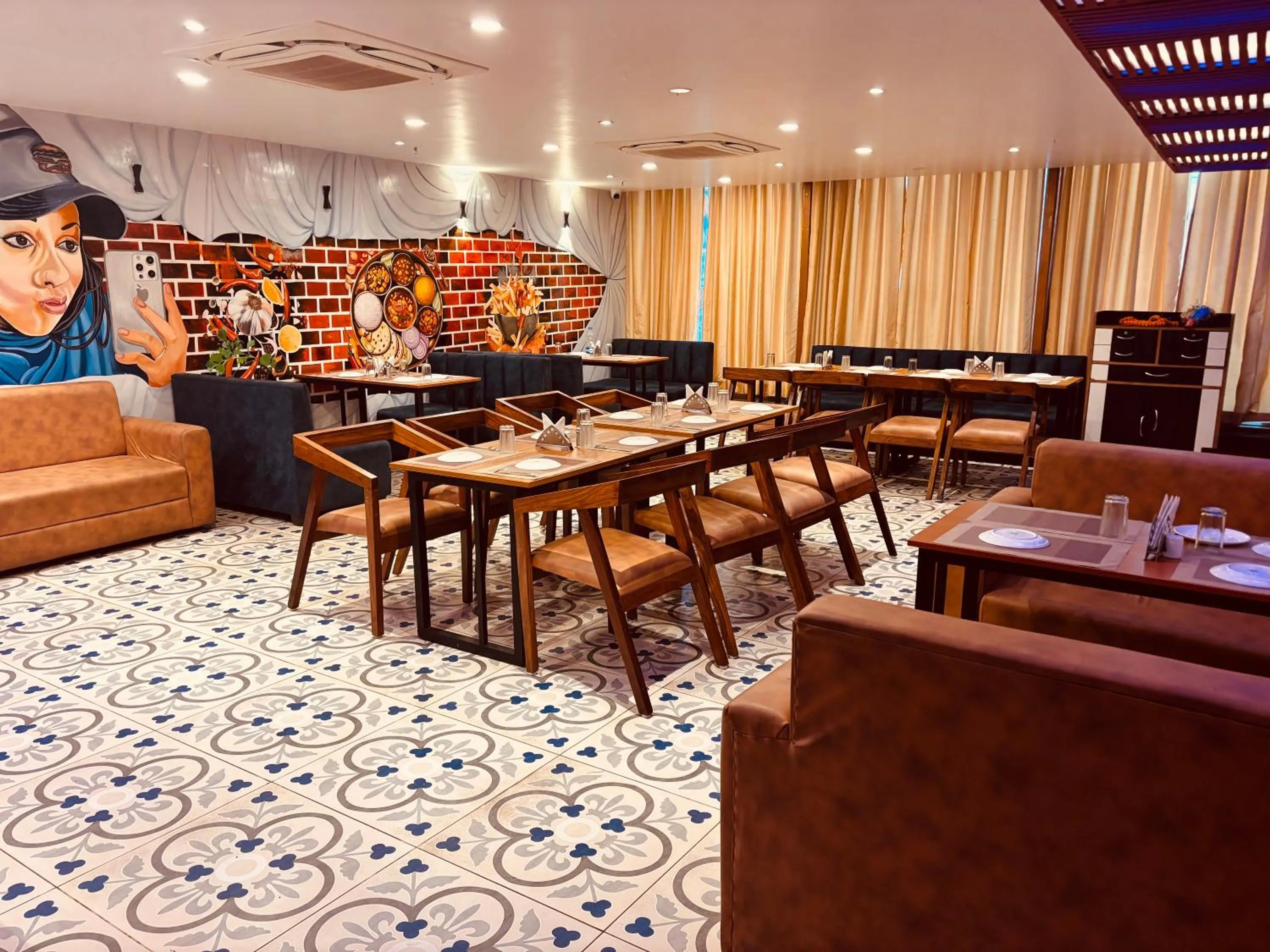 Restaurant/places to eat in Hotel Chariot Inn