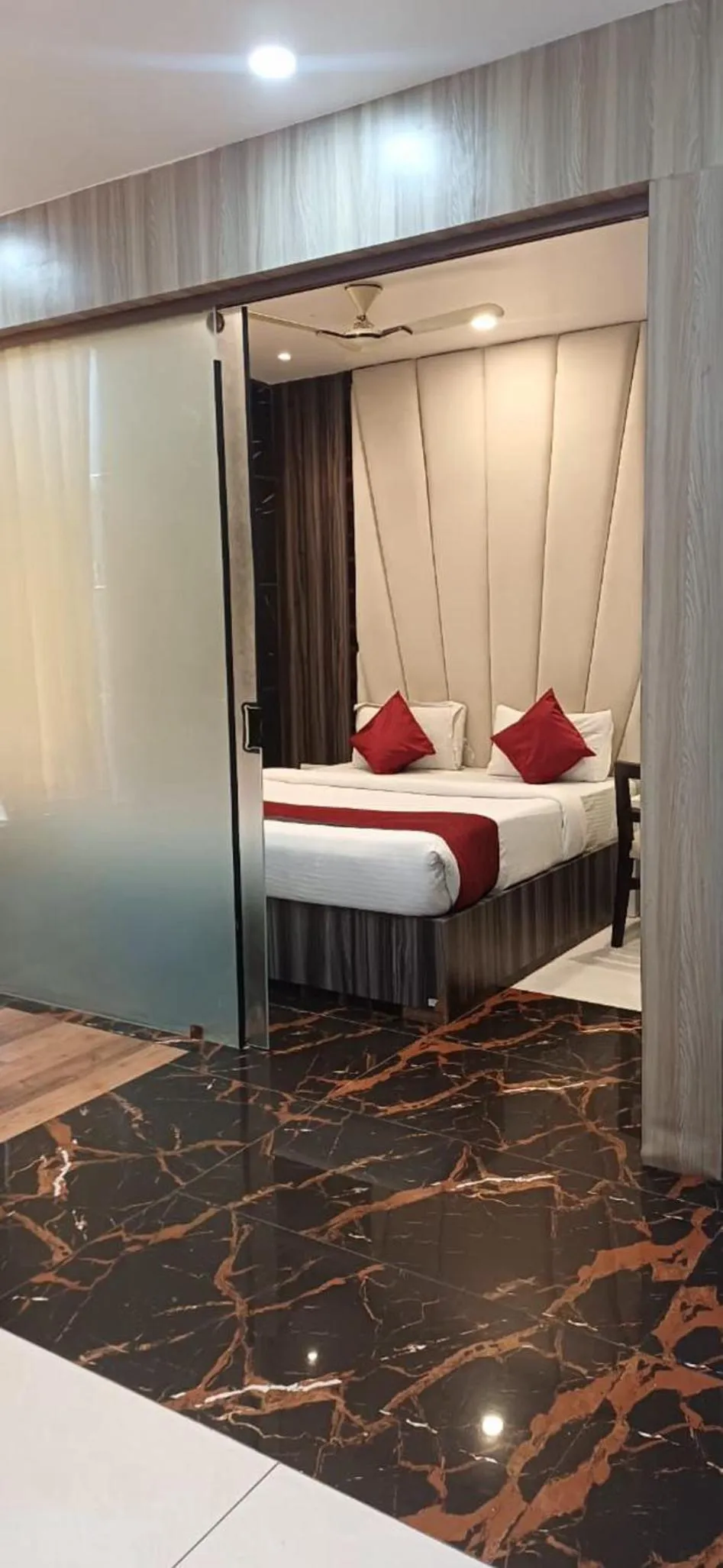 Photo of the whole room, Bed in Hotel Chariot Inn