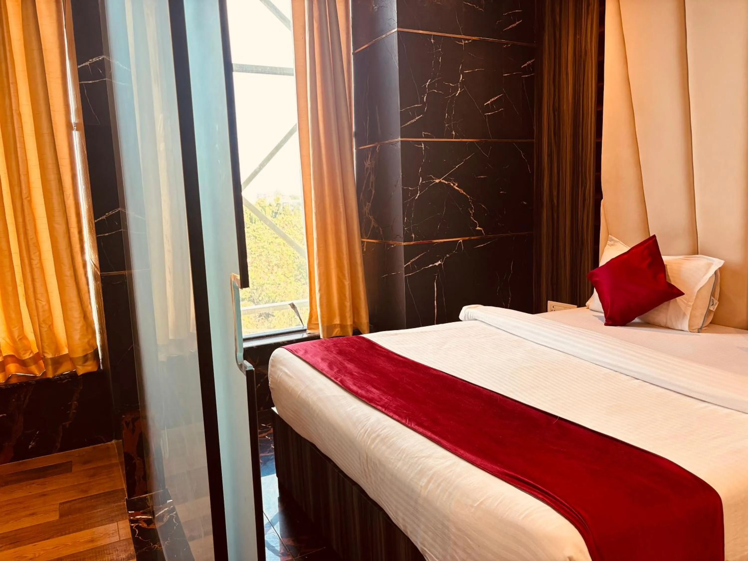 View (from property/room), Bed in Hotel Chariot Inn