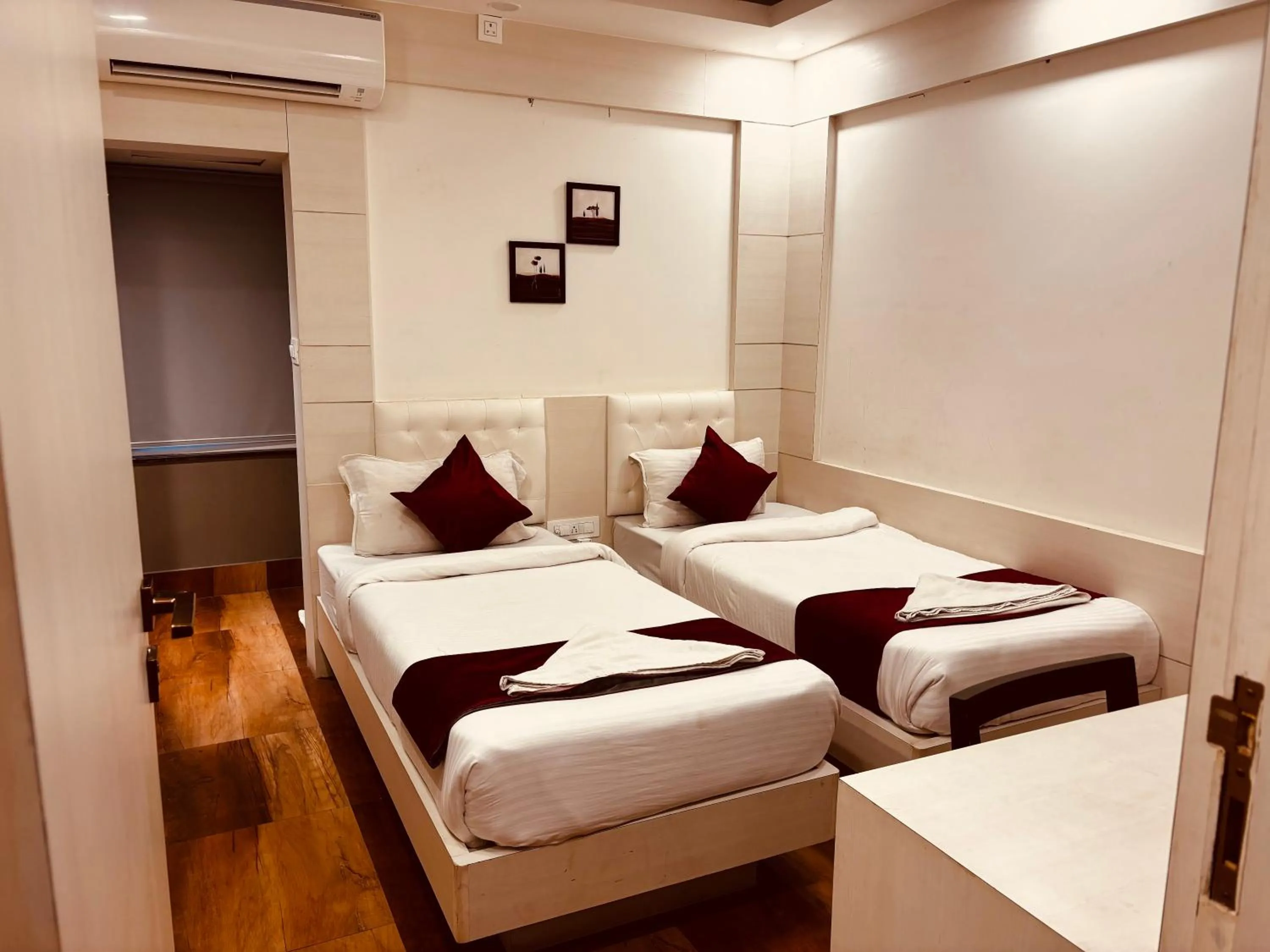 Photo of the whole room, Bed in Hotel Chariot Inn