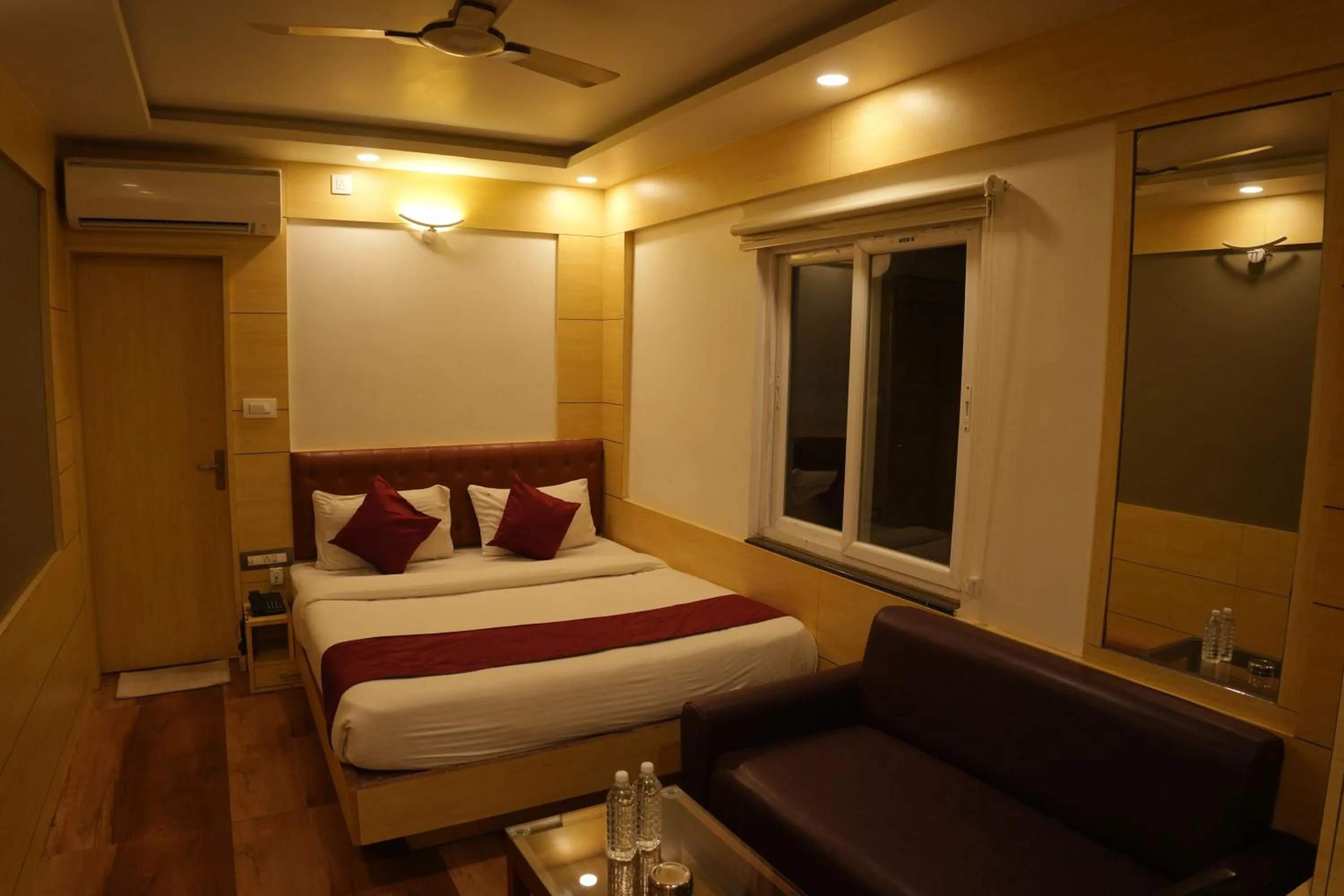 Photo of the whole room, Bed in Hotel Chariot Inn