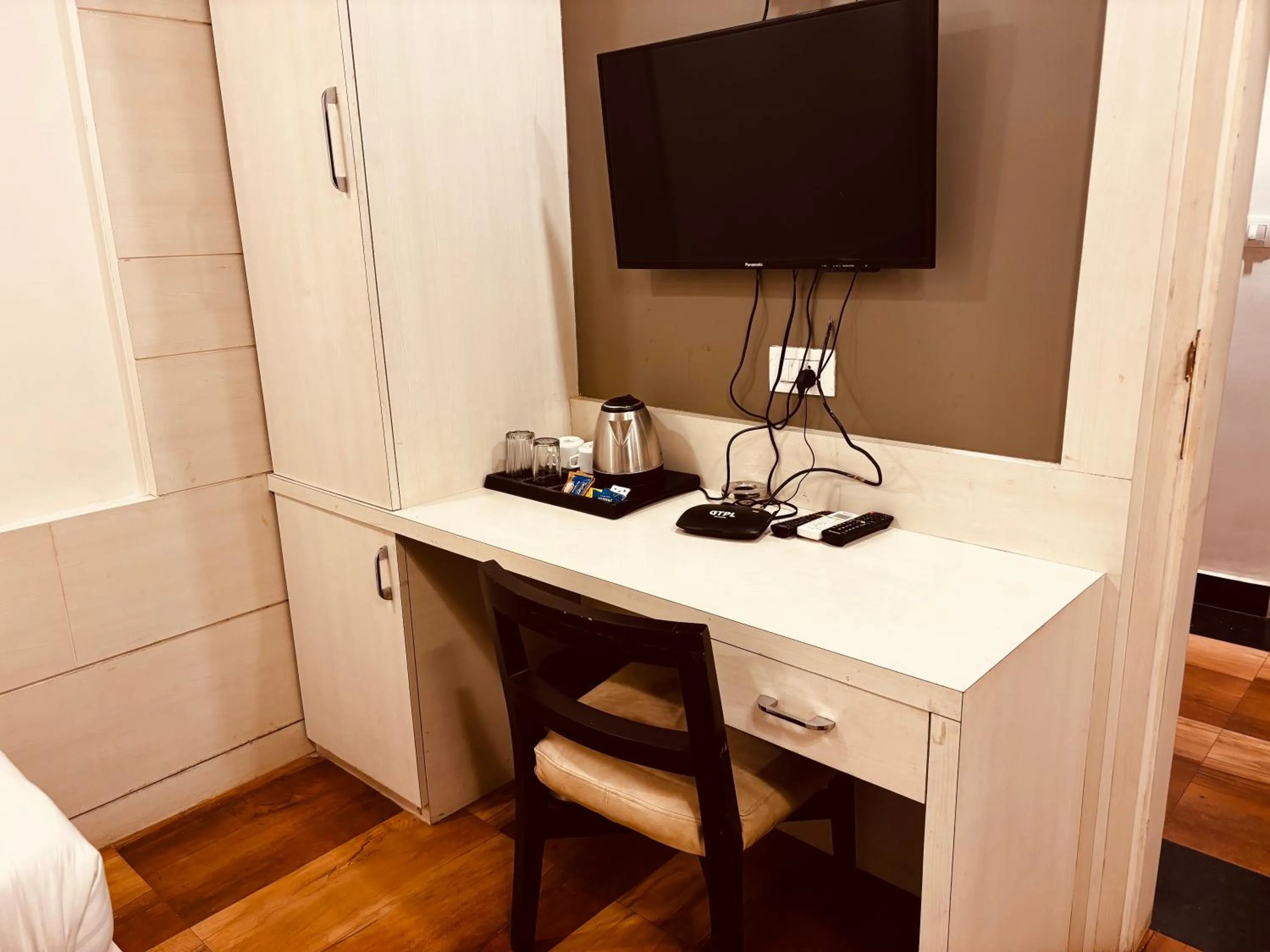 TV and multimedia, Bed in Hotel Chariot Inn