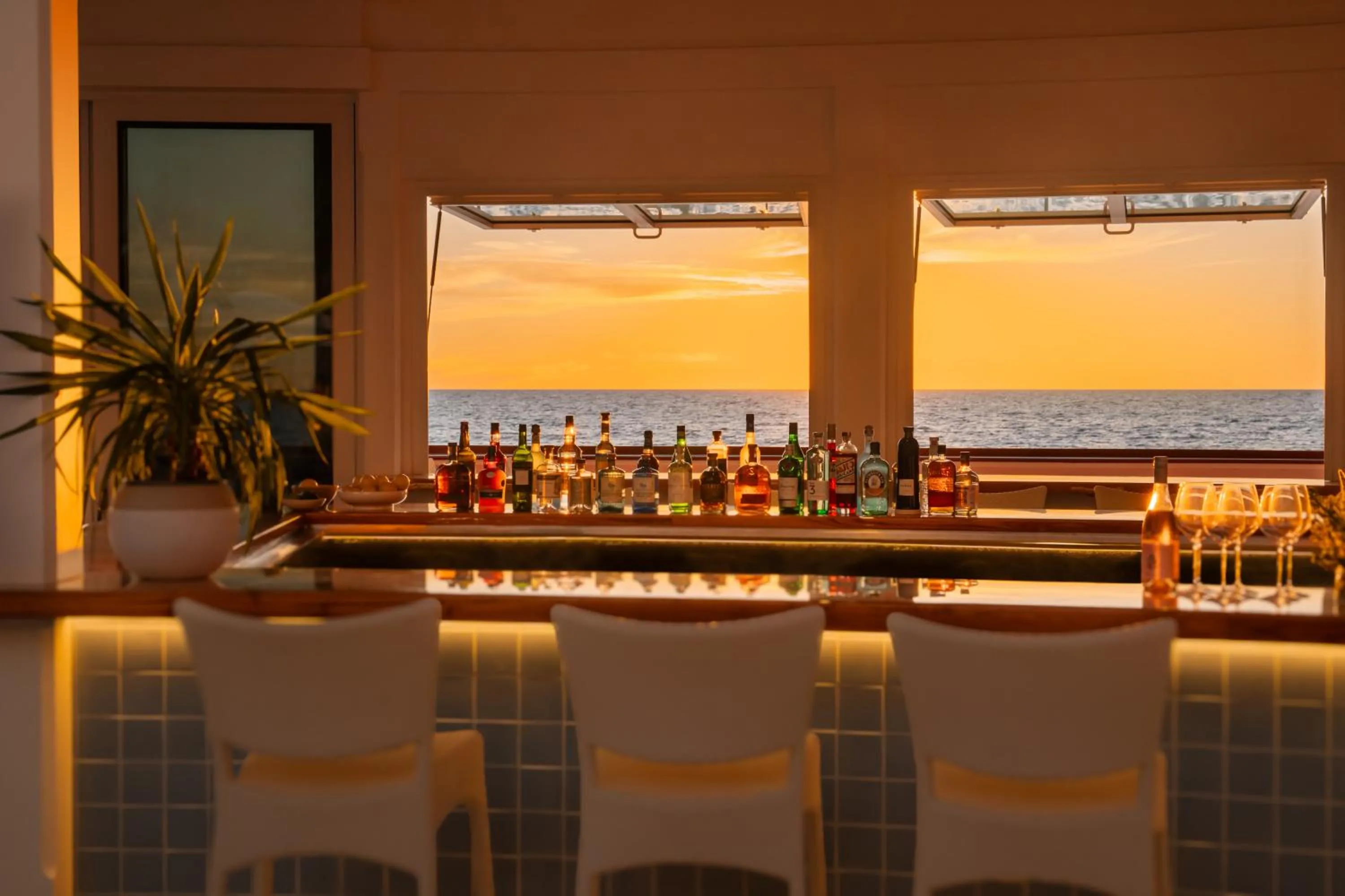 Lounge or bar in Naples Beach Club, A Four Seasons Resort