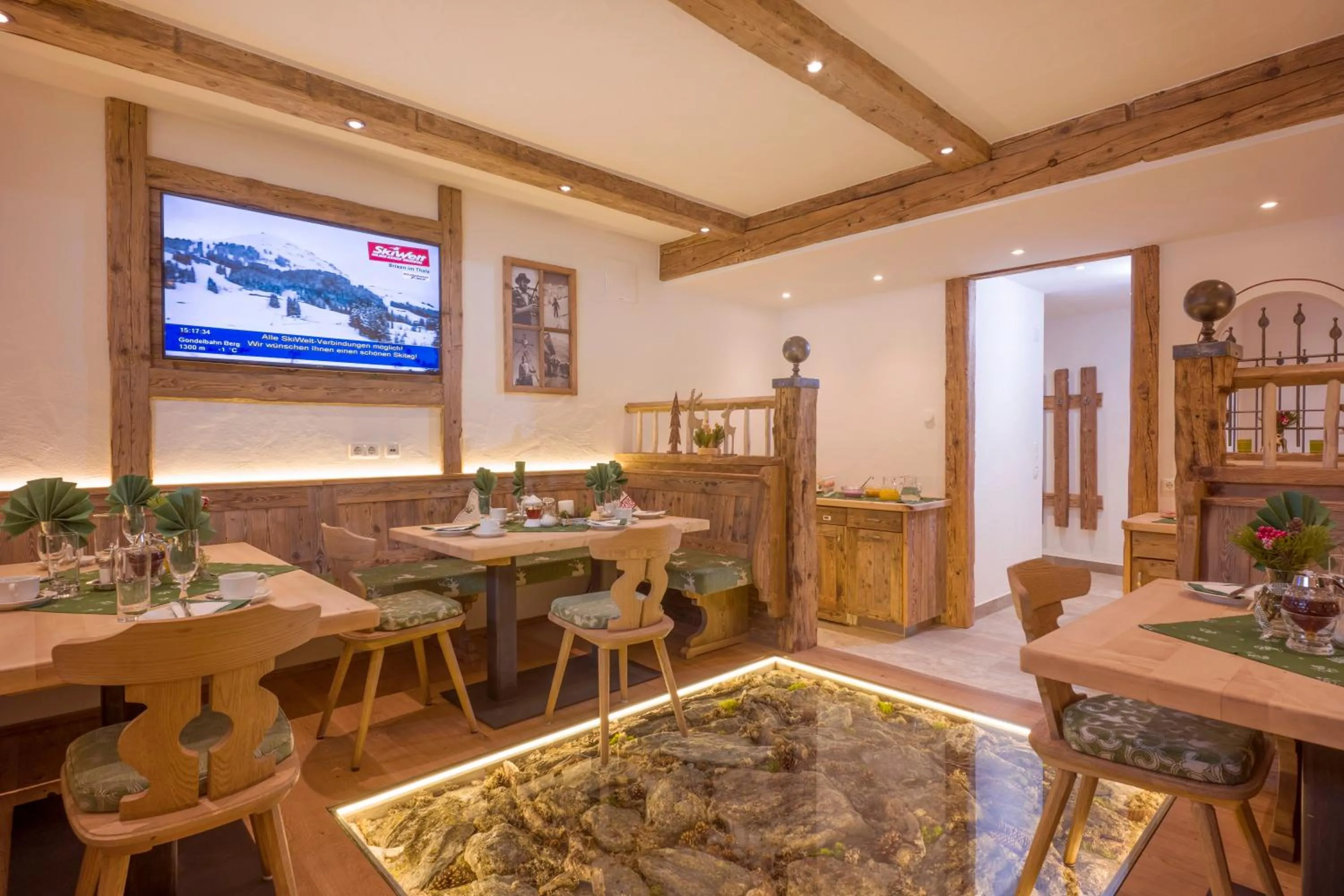 Communal lounge/ TV room in Gästehaus Hölzl
