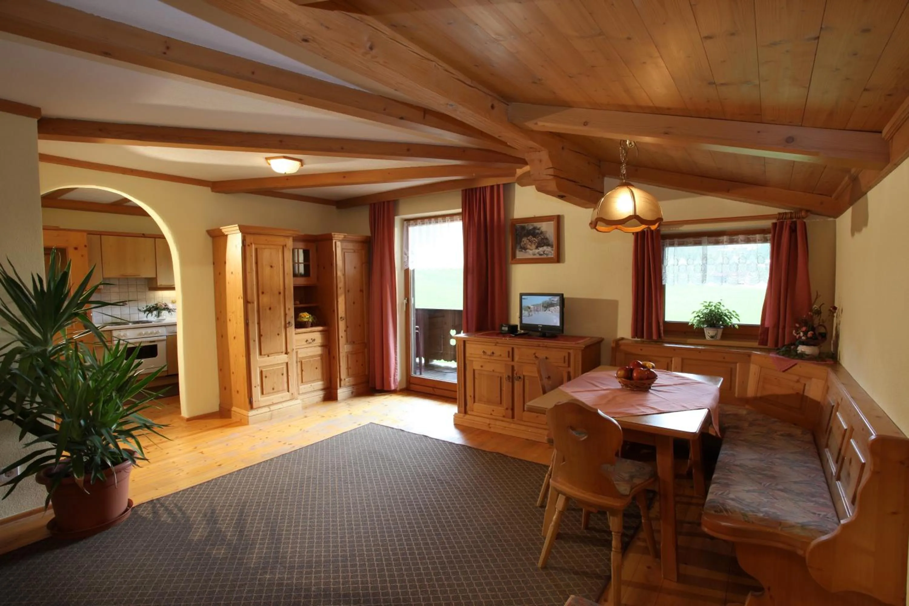 Living room, Bed in Gästehaus Hölzl