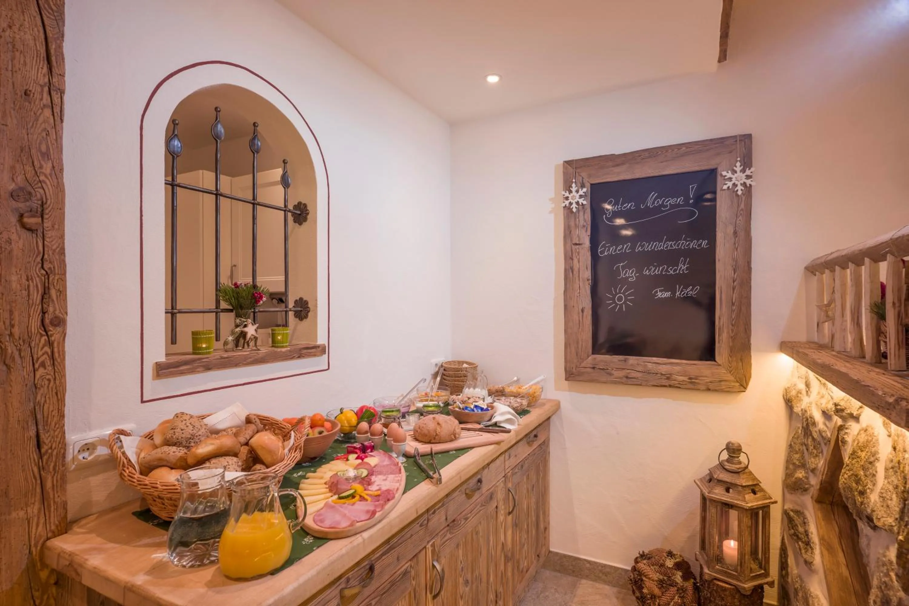 Dining area in Gästehaus Hölzl