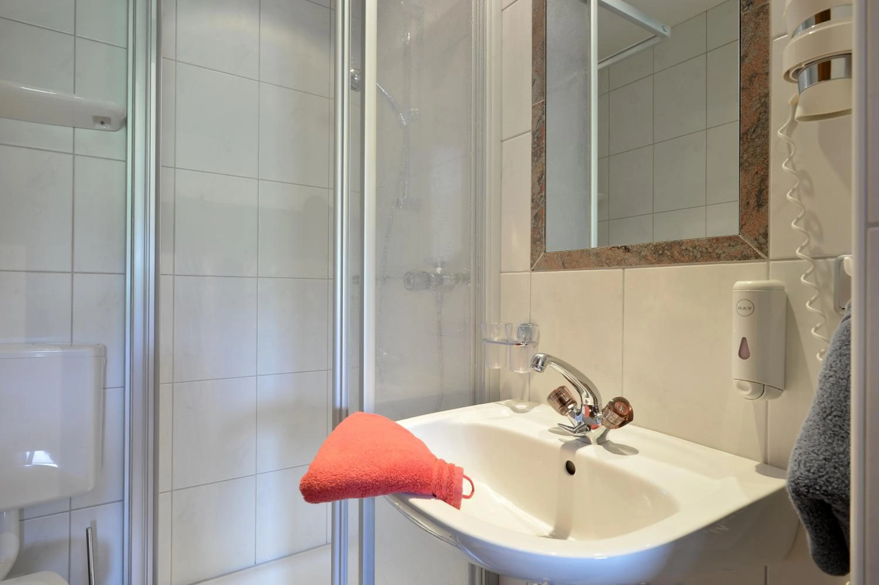 Bathroom in Gästehaus Hölzl
