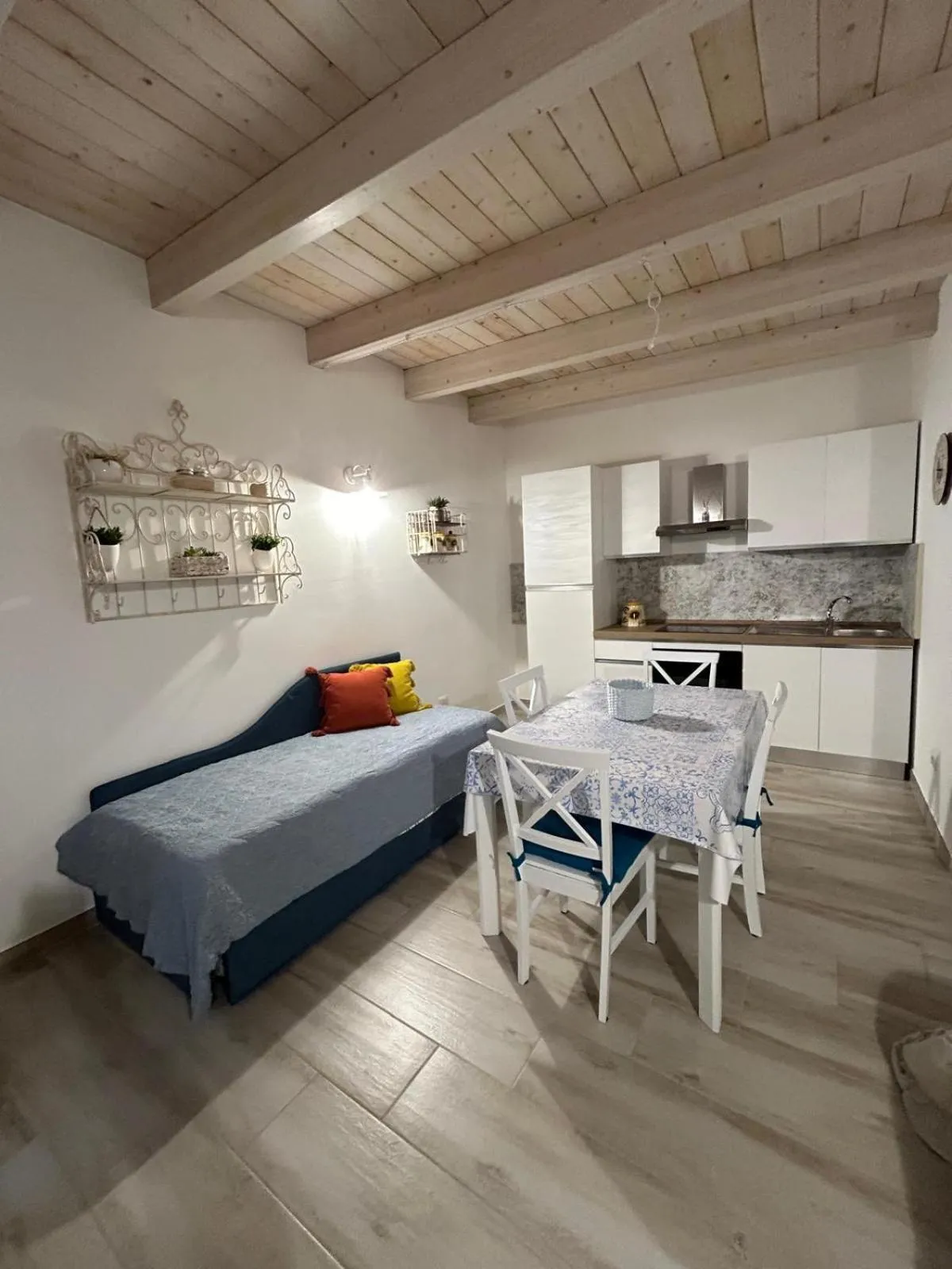 kitchen, Bed in Camere Marisol