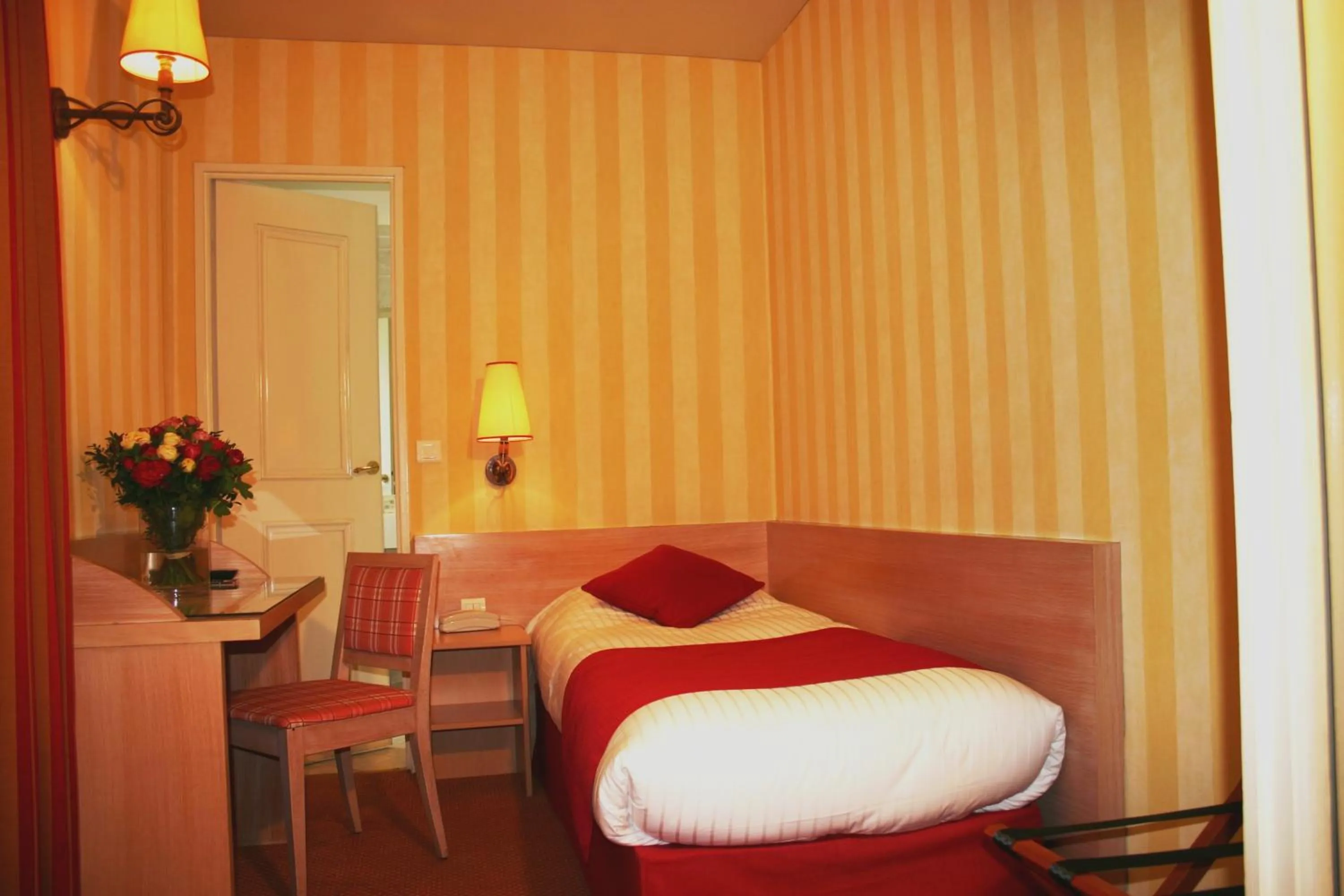 Bed in Hotel Delambre