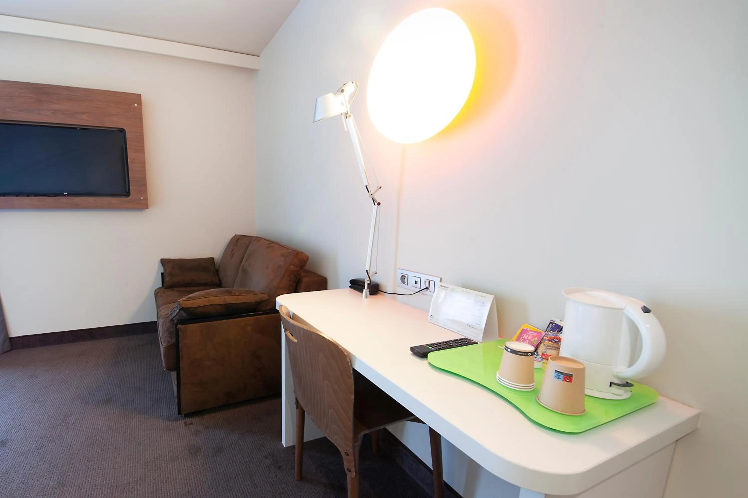 Bedroom in Campanile Clermont Ferrand Centre