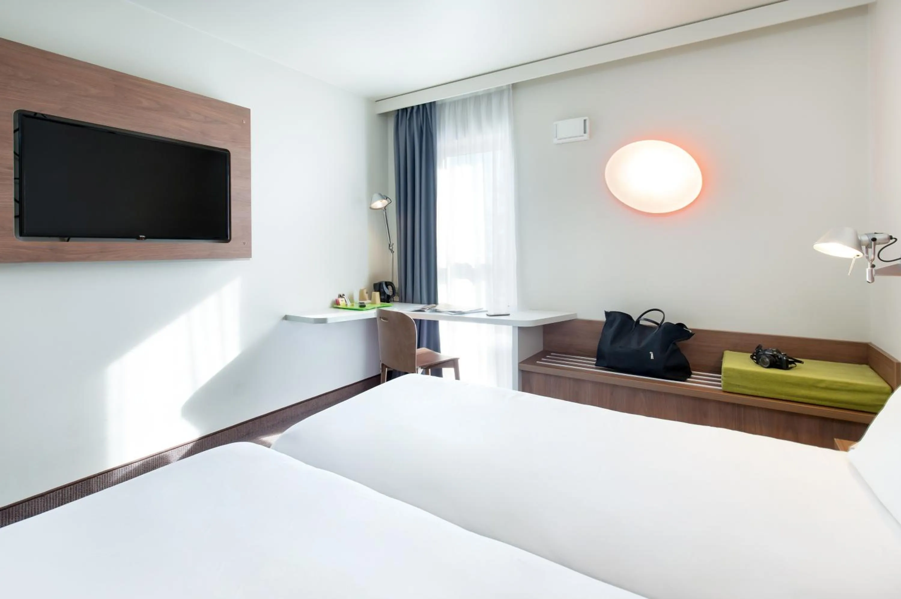 Bedroom, Bed in Campanile Clermont Ferrand Centre