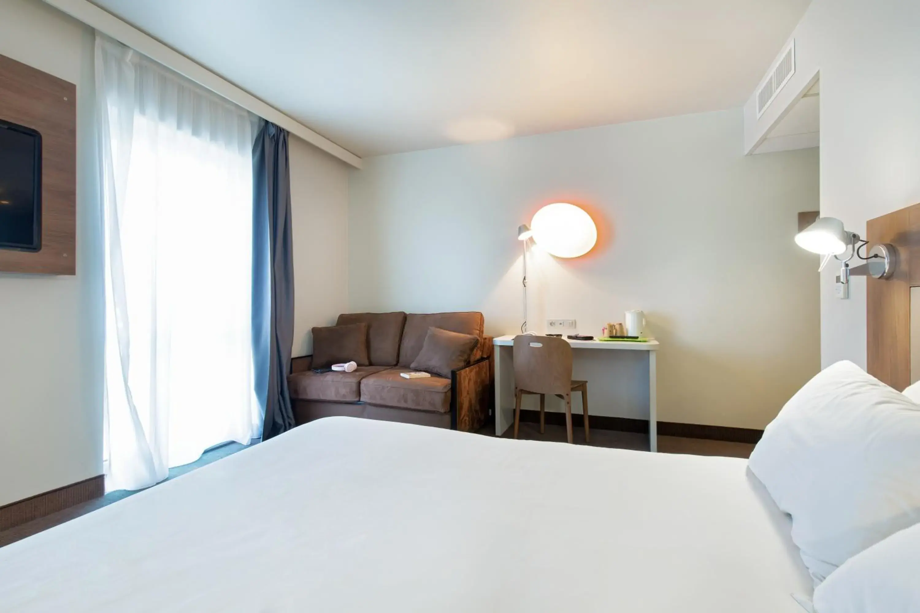 Bedroom, Bed in Campanile Clermont Ferrand Centre Bedroom, Bed in Campanile Clermont Ferrand Centre