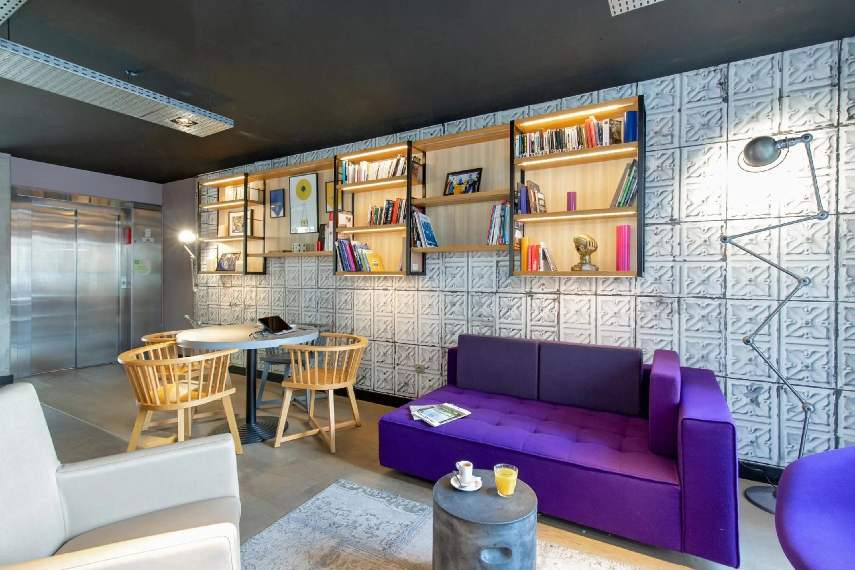 Seating area in Campanile Clermont Ferrand Centre