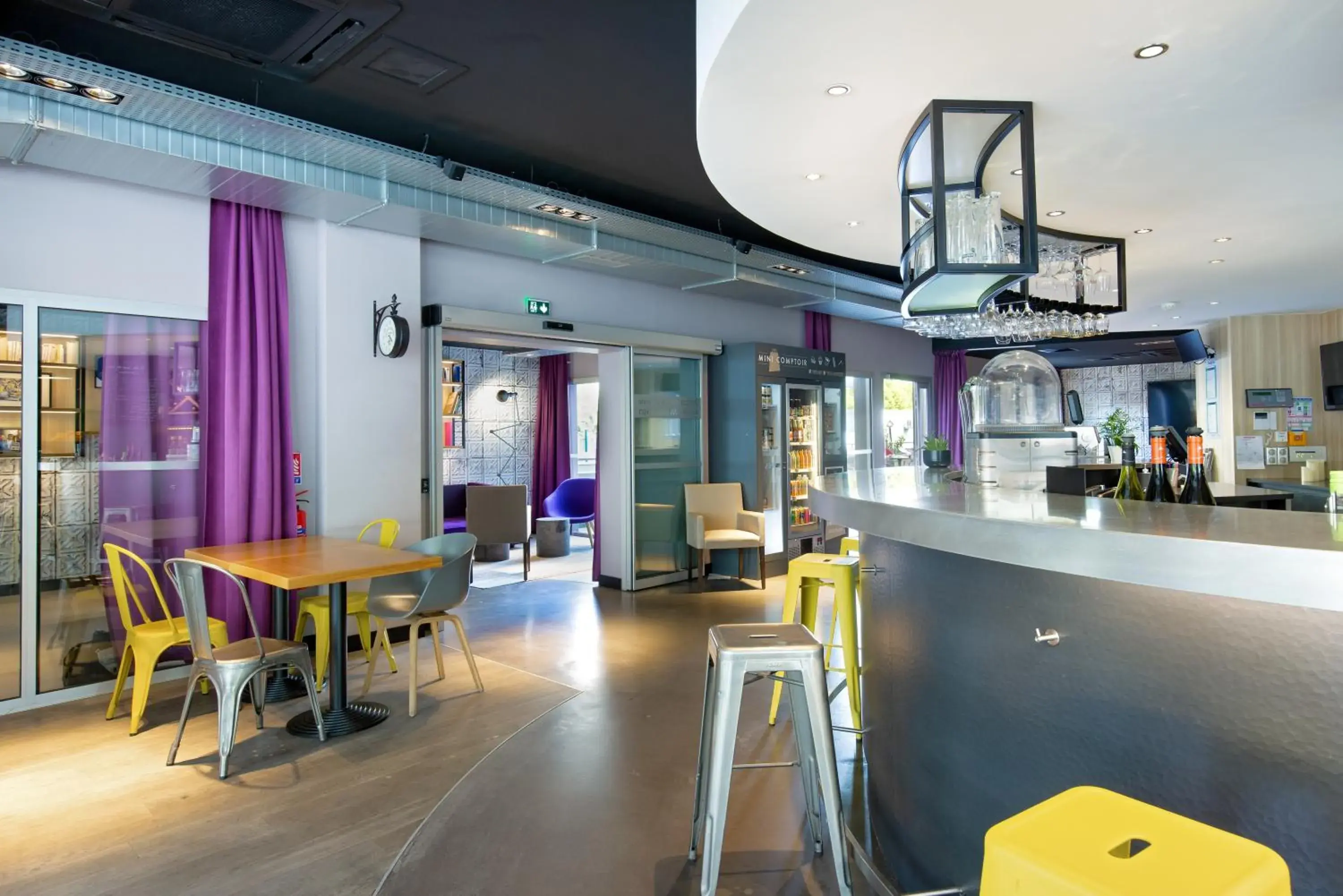 Lounge or bar in Campanile Clermont Ferrand Centre Lounge or bar in Campanile Clermont Ferrand Centre