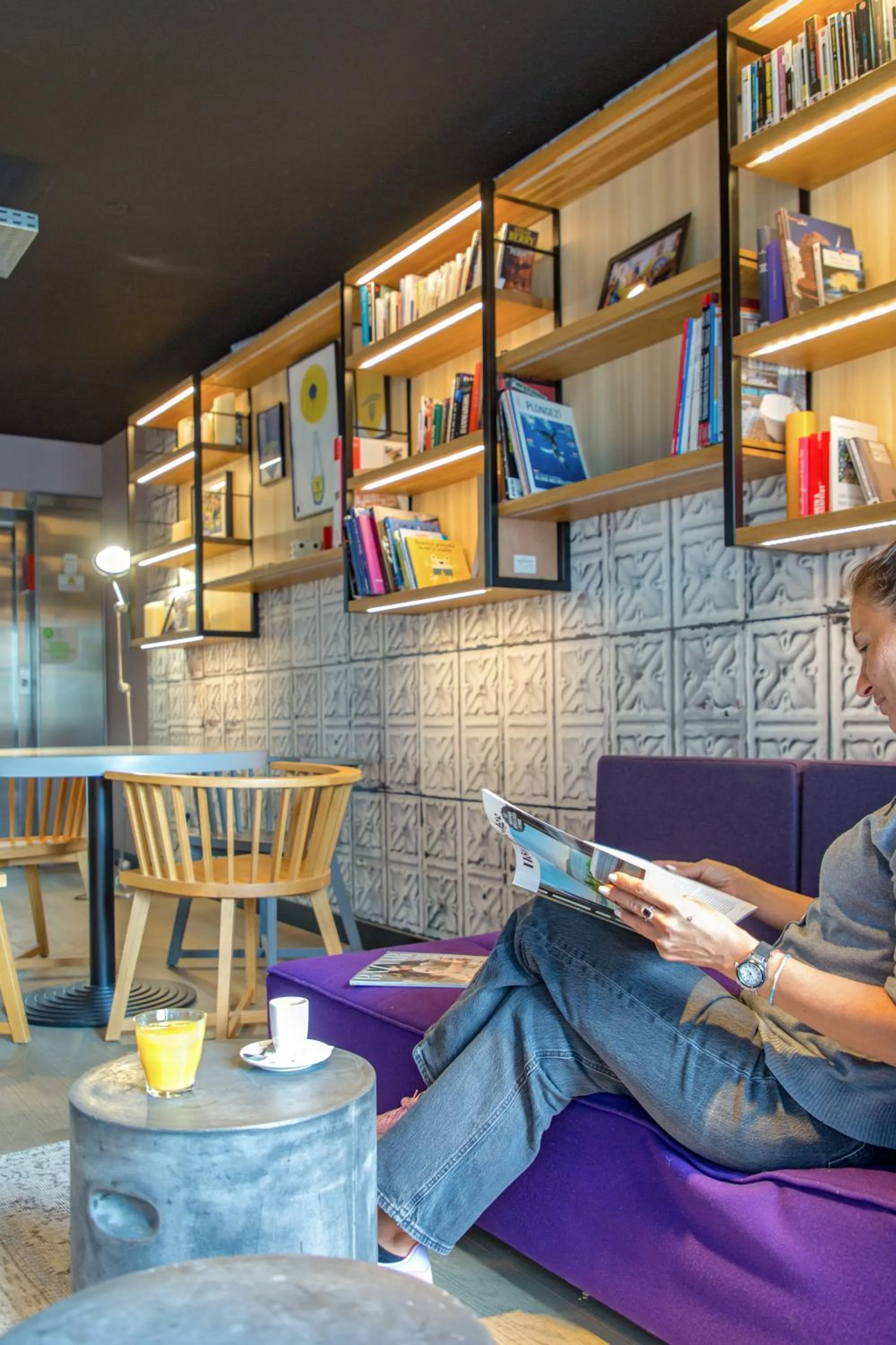 Seating area in Campanile Clermont Ferrand Centre