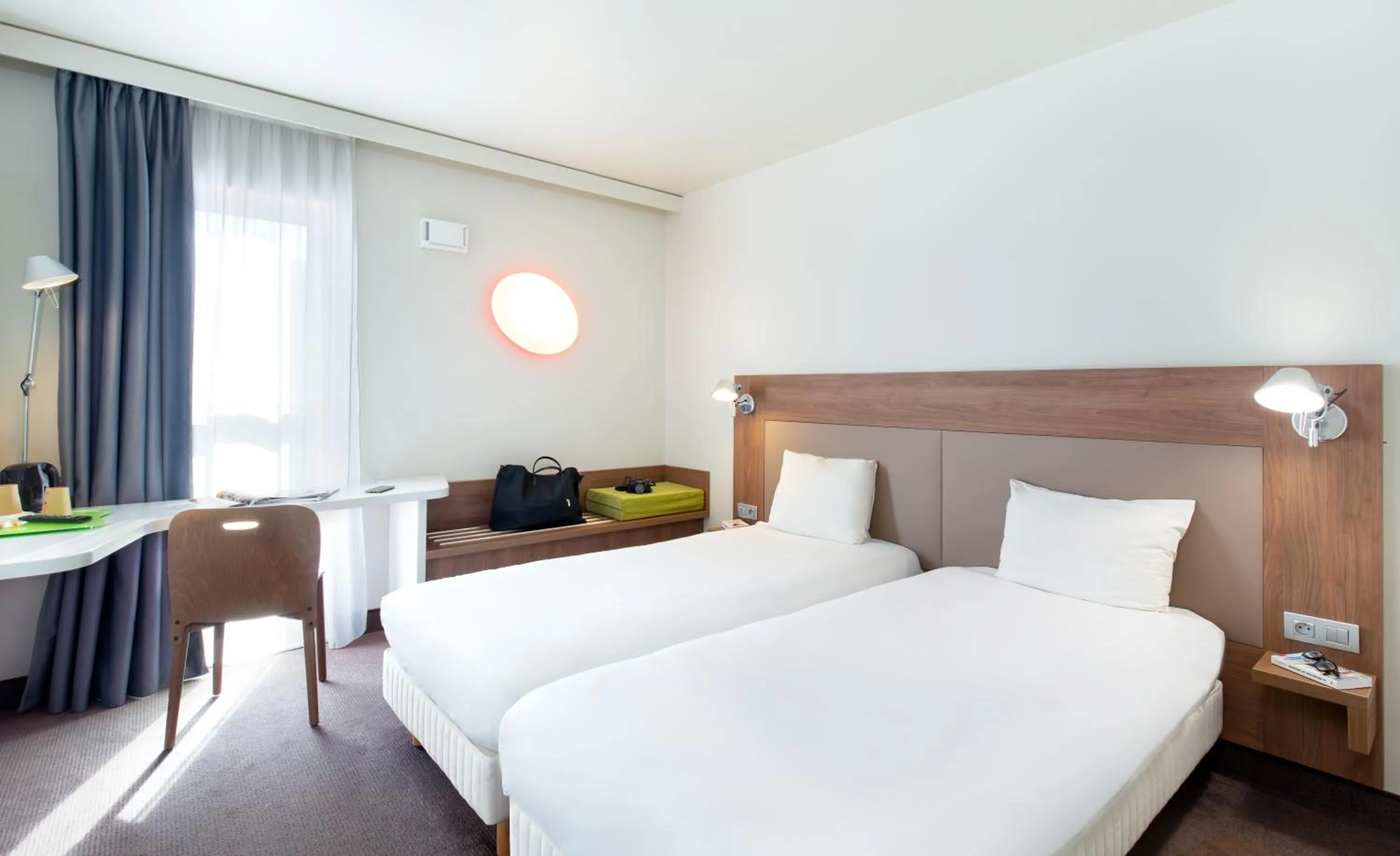 Photo of the whole room, Bed in Campanile Clermont Ferrand Centre