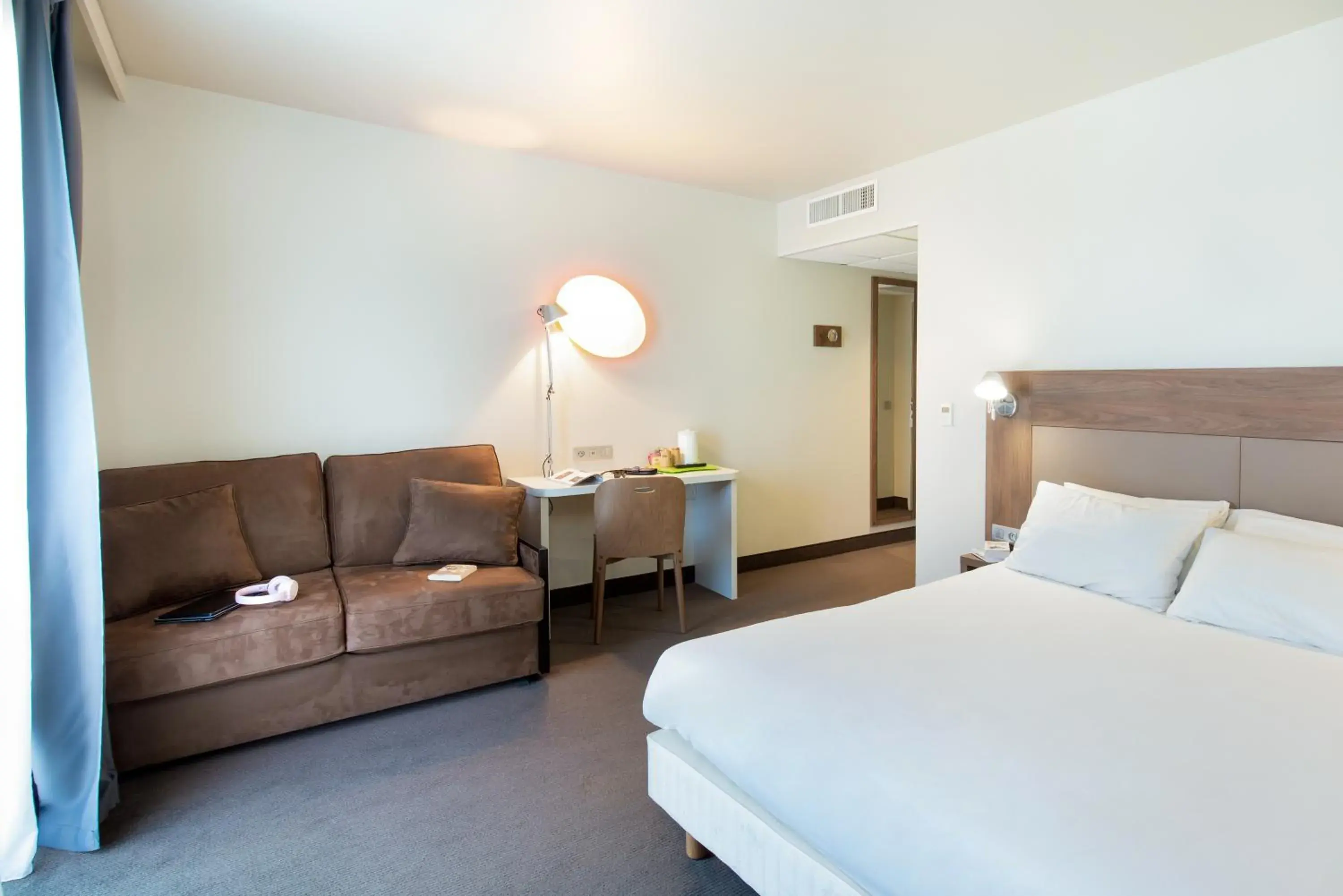 Bedroom, Bed in Campanile Clermont Ferrand Centre Bedroom, Bed in Campanile Clermont Ferrand Centre