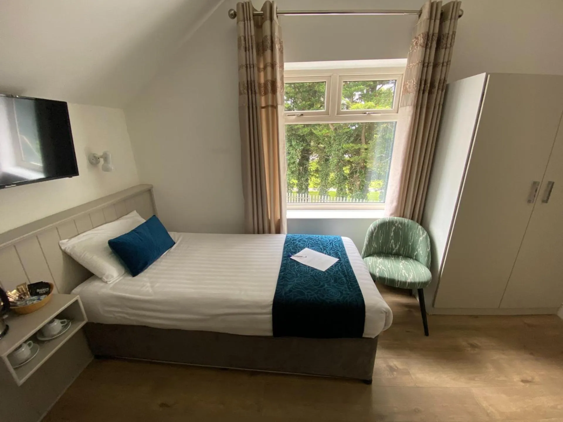Bedroom, Bed in The Town House Hotel