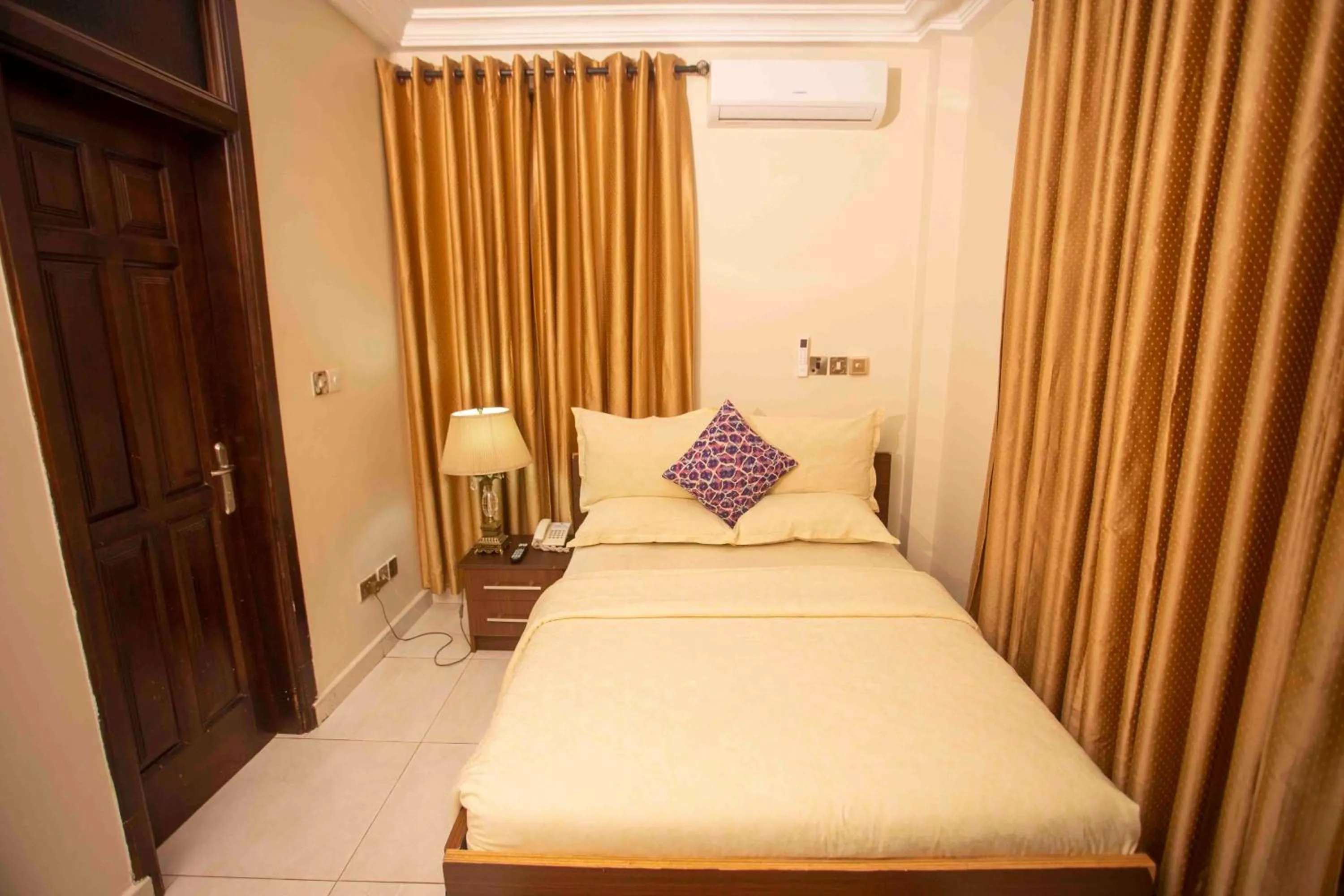 Bedroom, Bed in Parkview Hotel