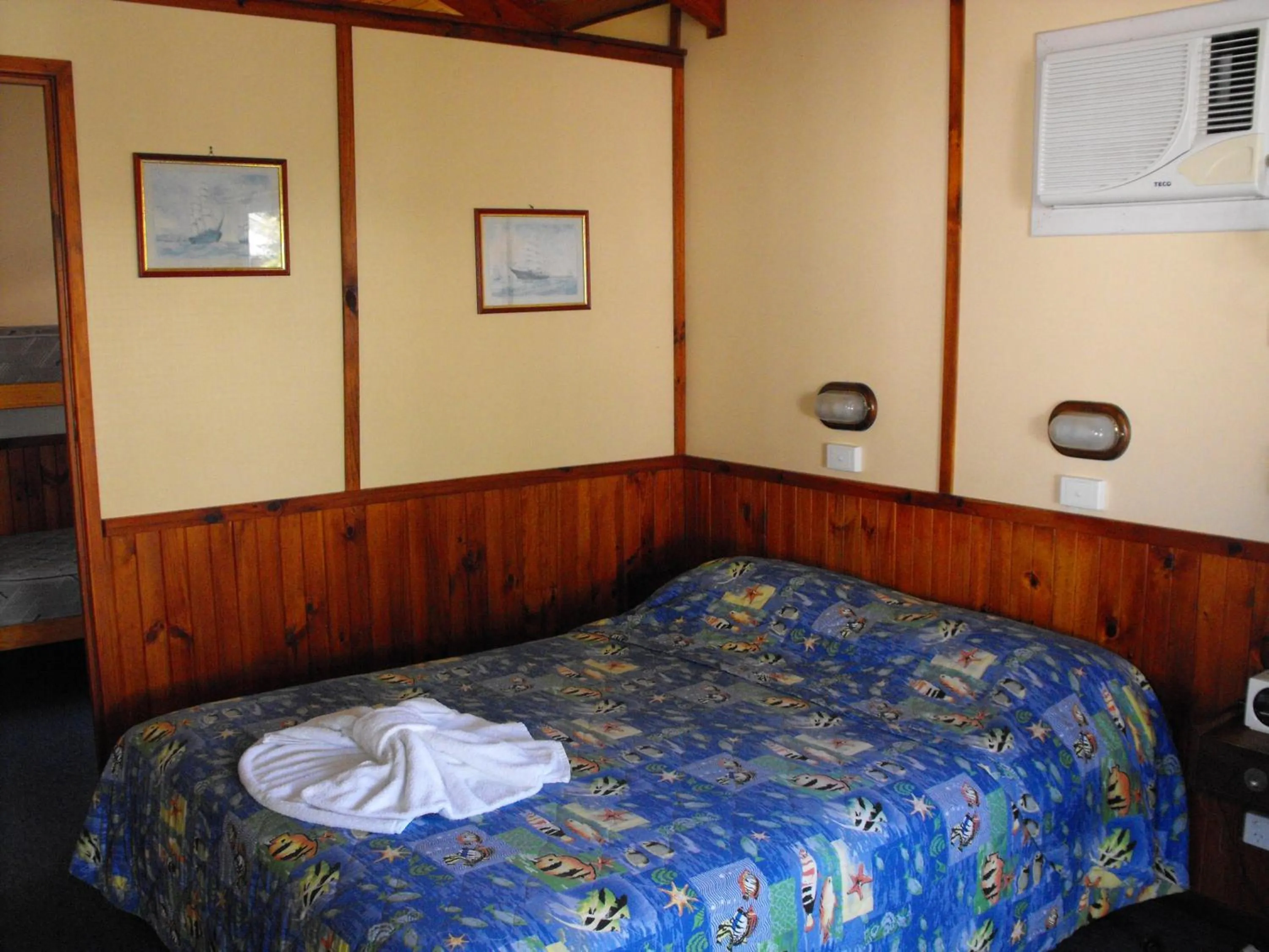 Bedroom, Bed in Smugglers Cove Holiday Village