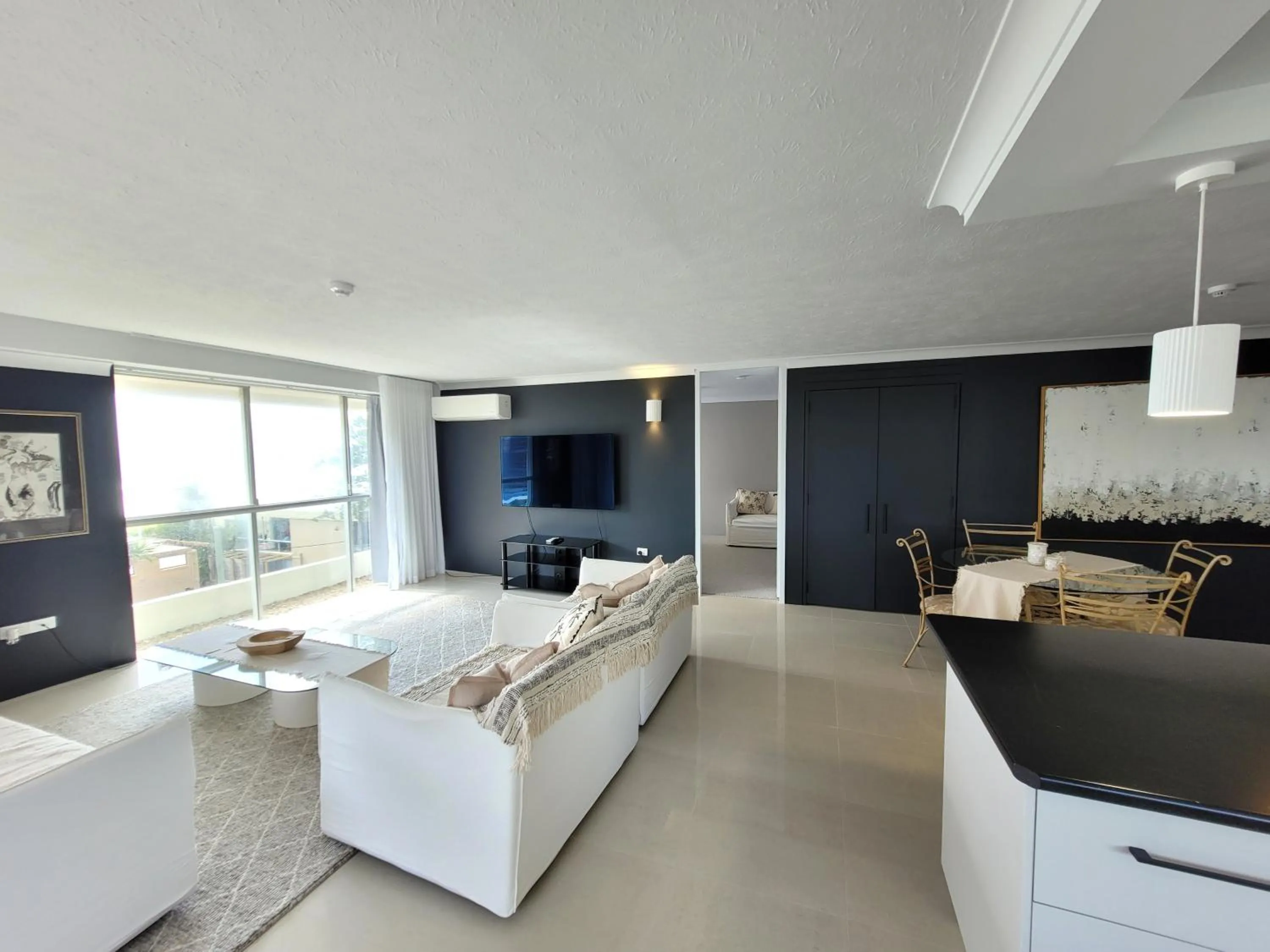 Living room, Bed in Surfers Chalet