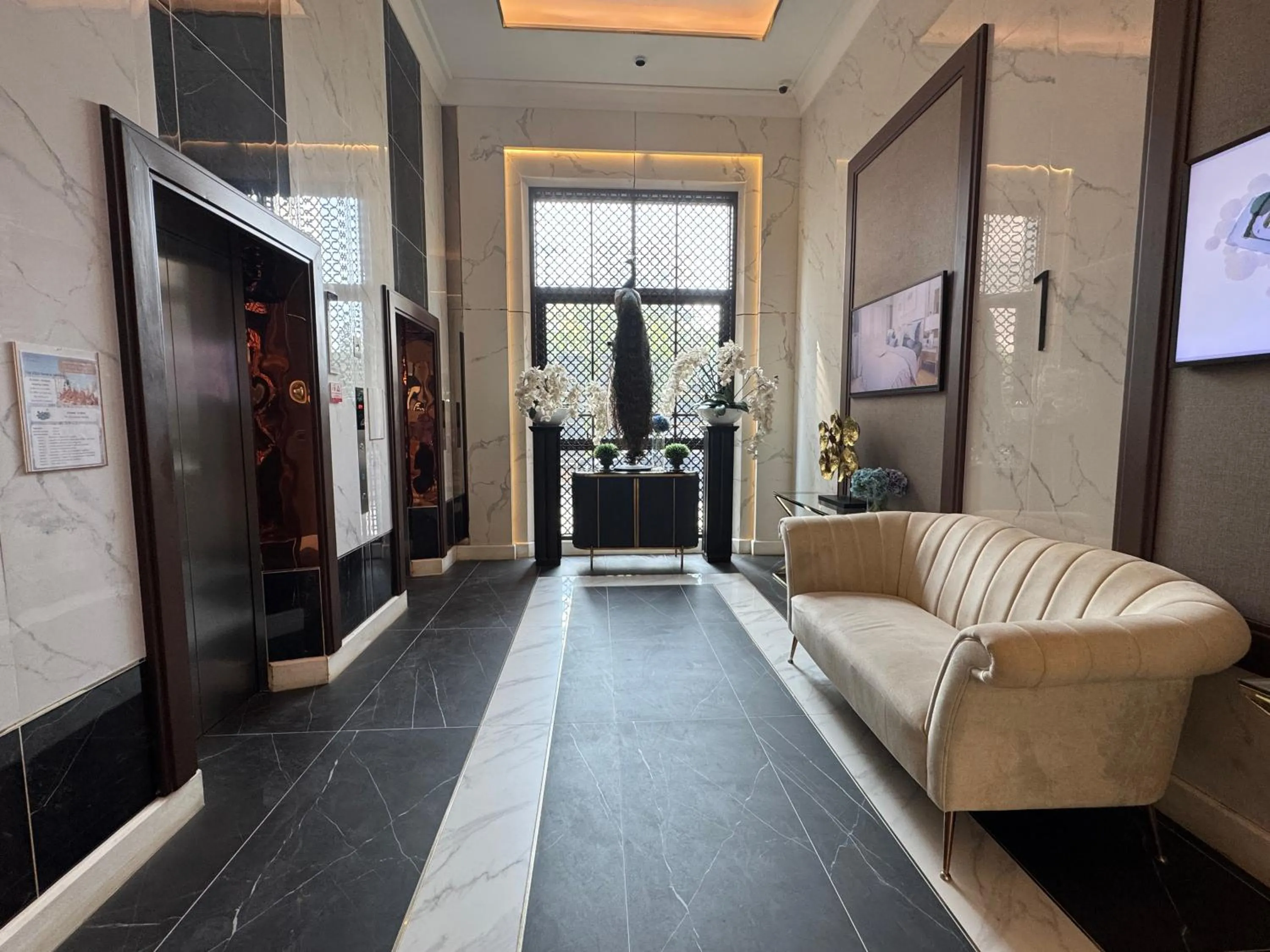 elevator in Family Suite Nice Pool Full Facilities Self Check