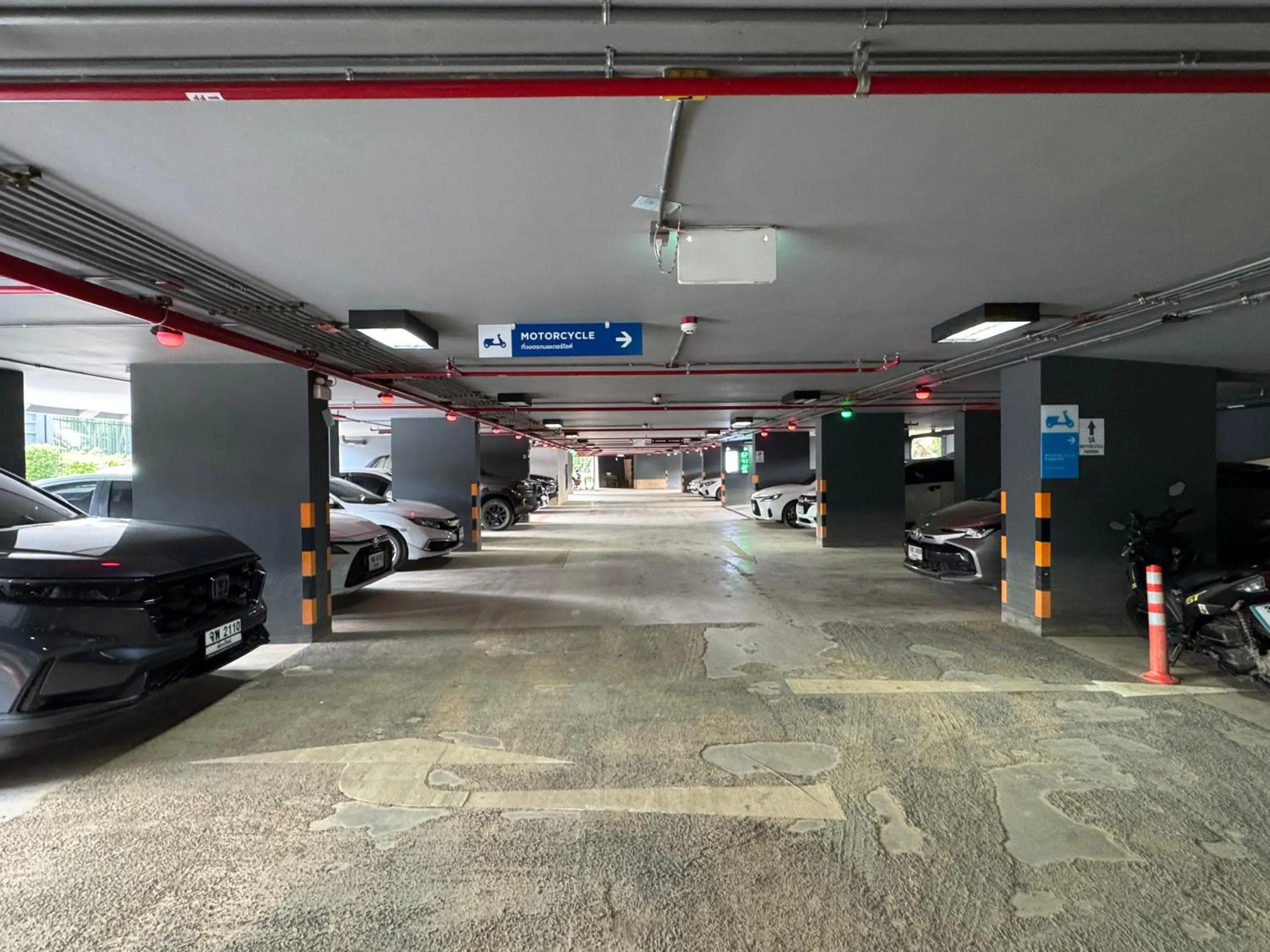 Parking in Family Suite Nice Pool Full Facilities Self Check