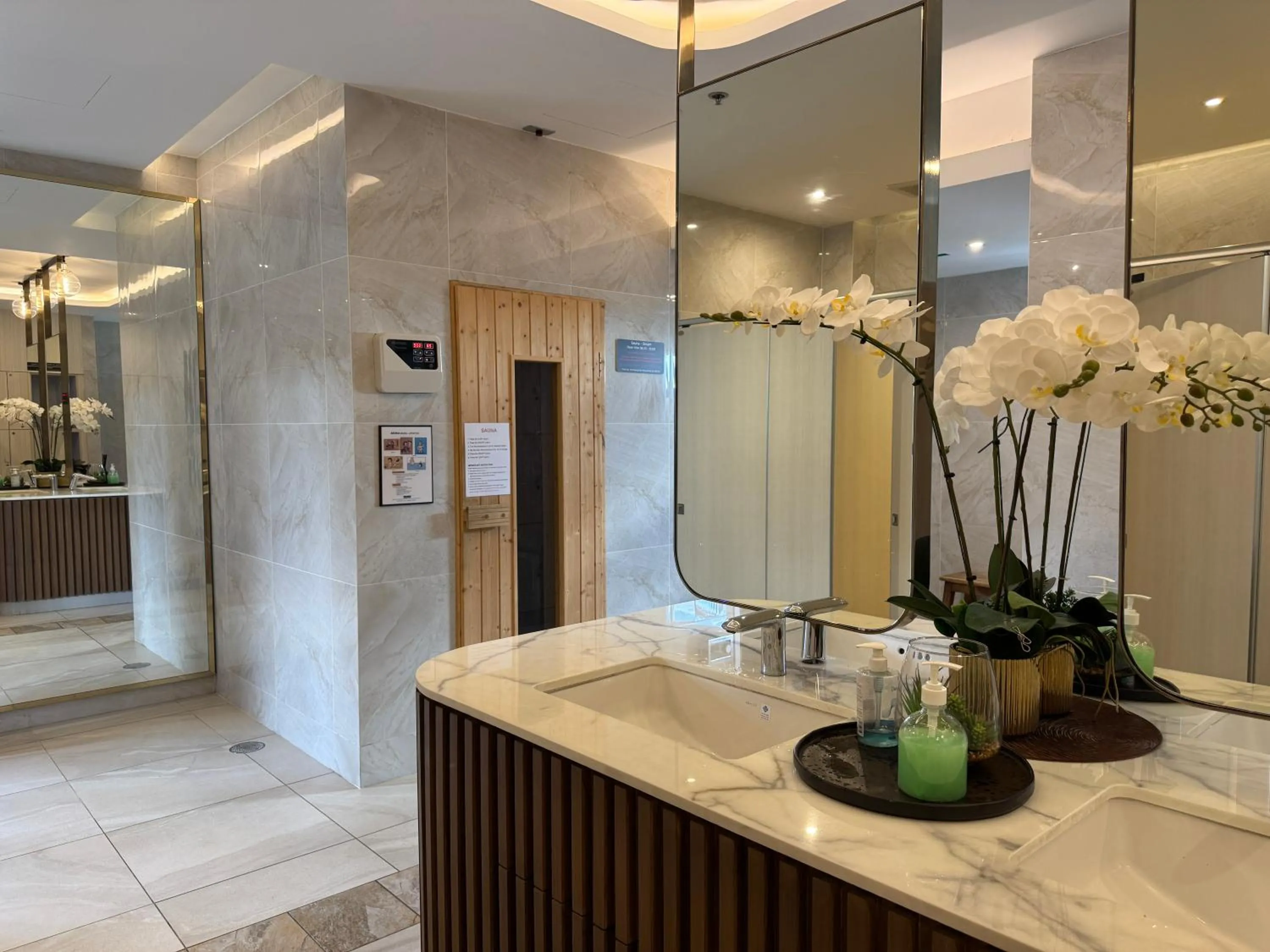 Public Bath in Family Suite Nice Pool Full Facilities Self Check