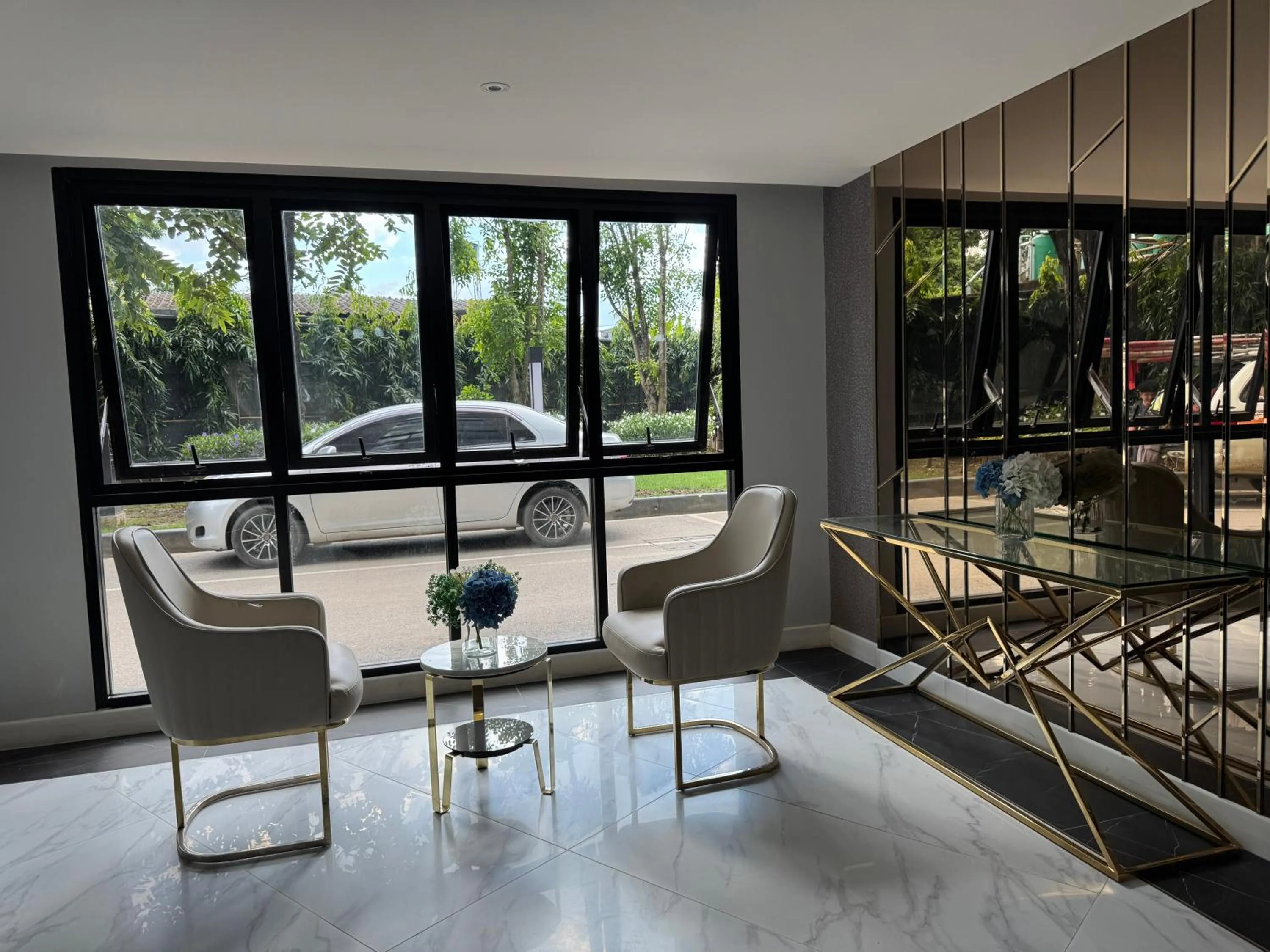 Seating area in Family Suite Nice Pool Full Facilities Self Check