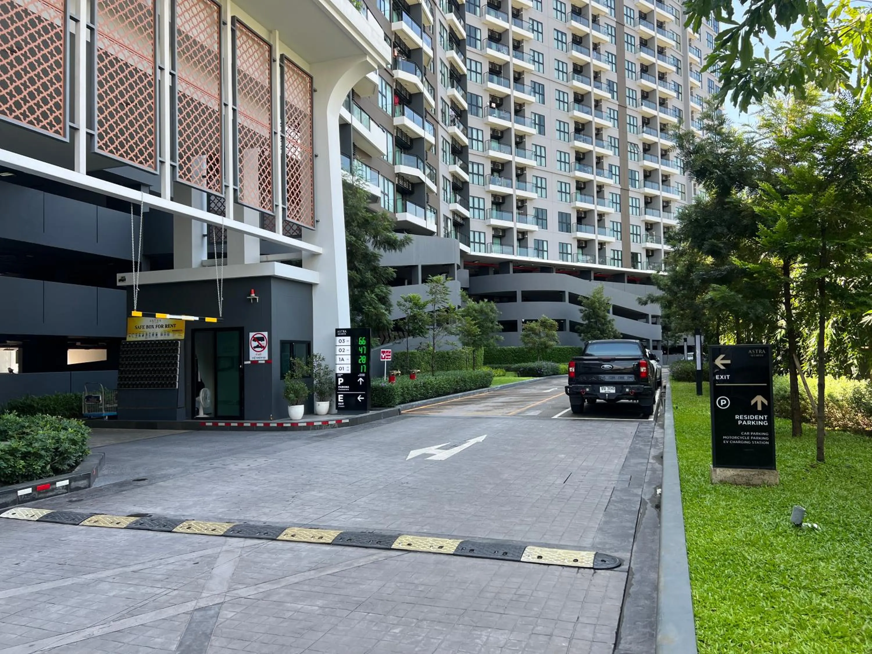 Parking in Family Suite Nice Pool Full Facilities Self Check