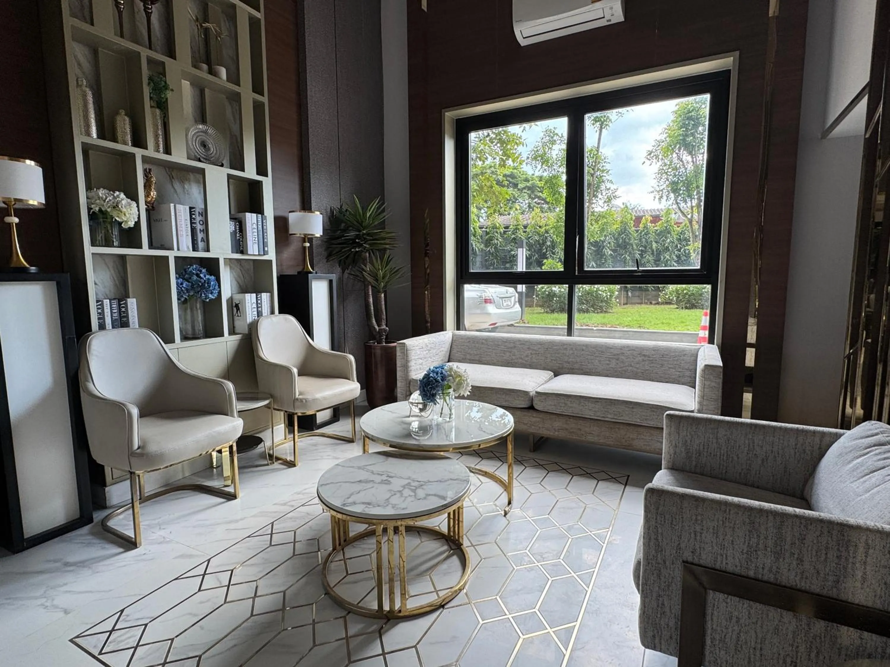 Seating area in Family Suite Nice Pool Full Facilities Self Check
