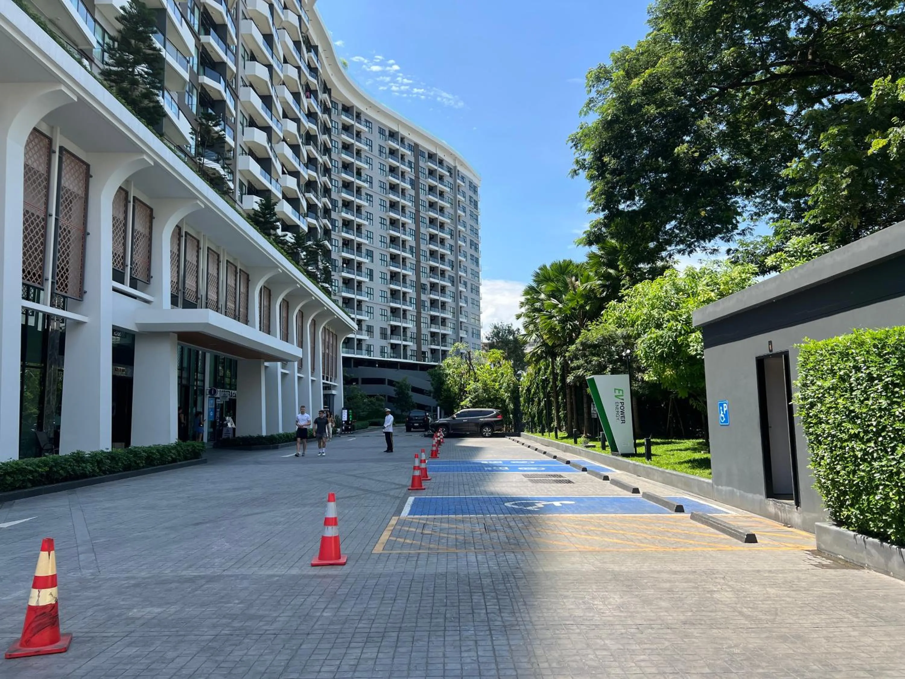 Parking in Family Suite Nice Pool Full Facilities Self Check