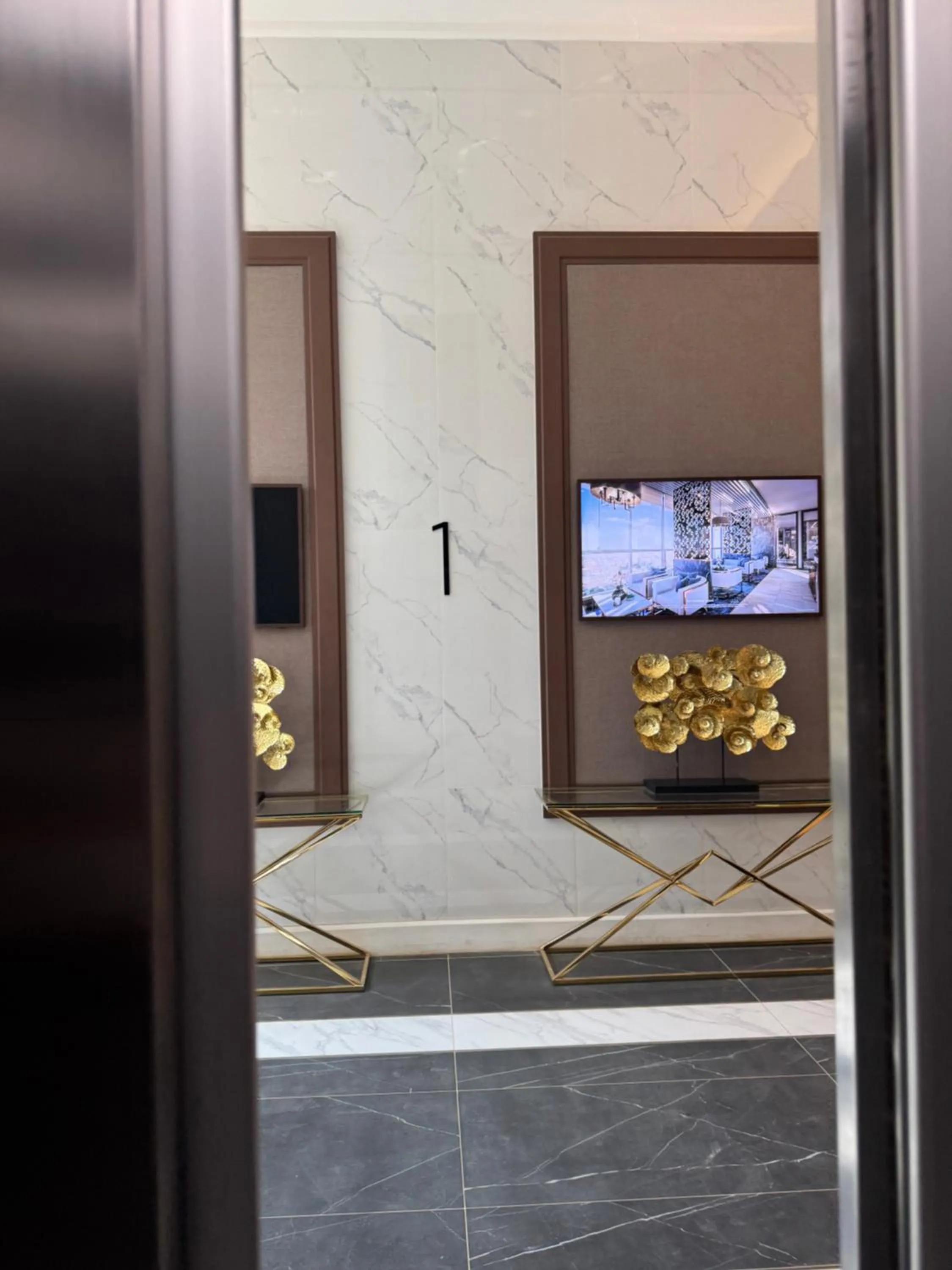 elevator in Family Suite Nice Pool Full Facilities Self Check