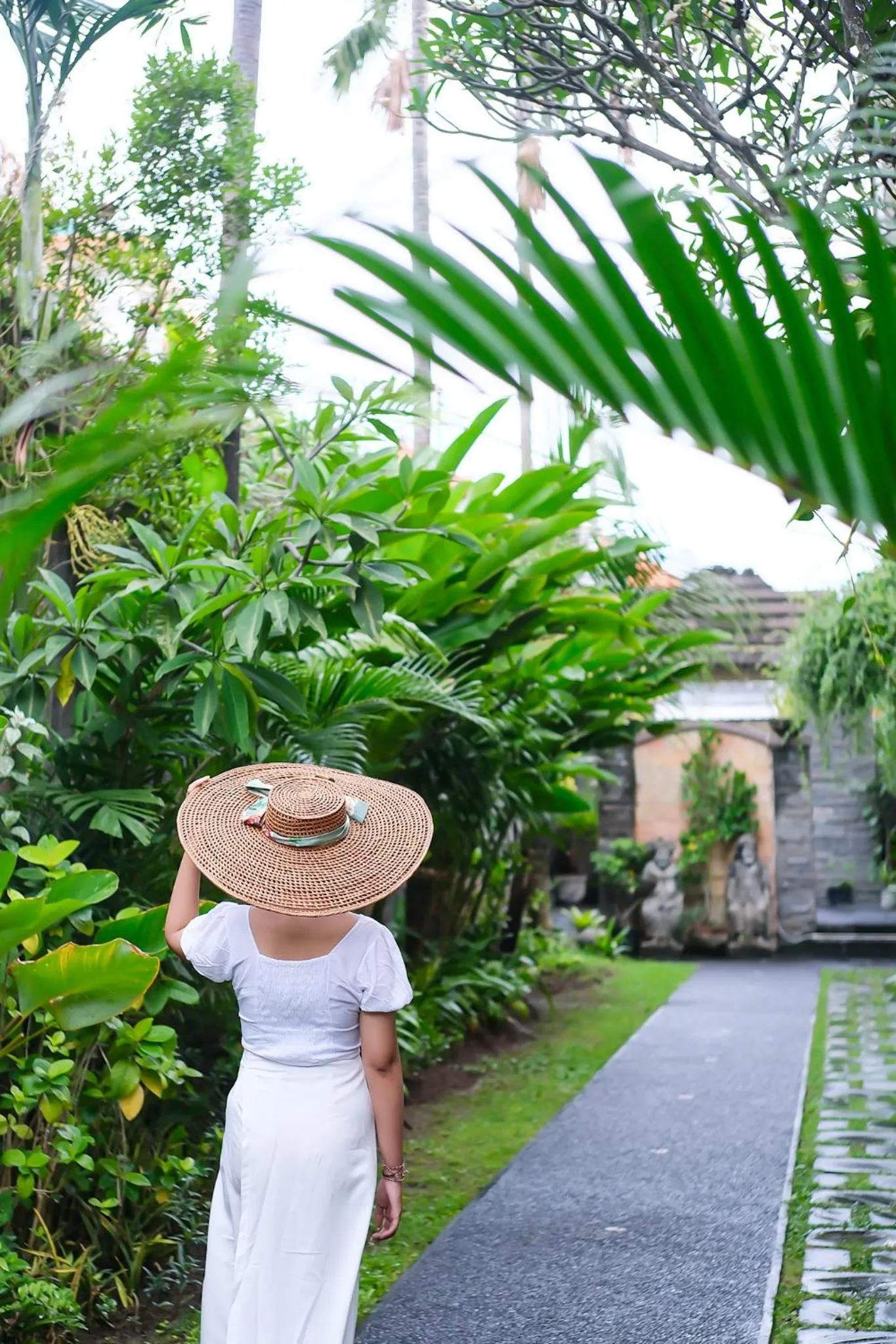Garden in Kamini Legian Hotel