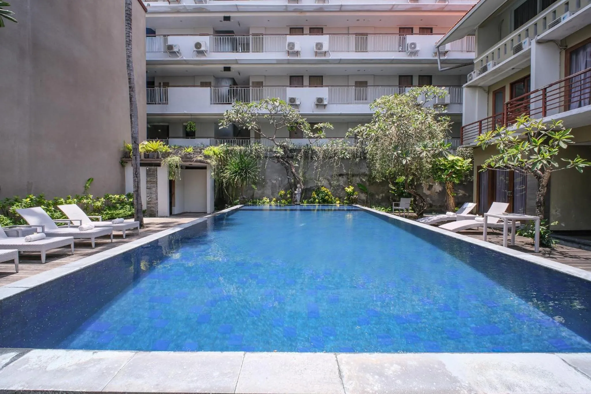 Swimming pool in Kamini Legian Hotel