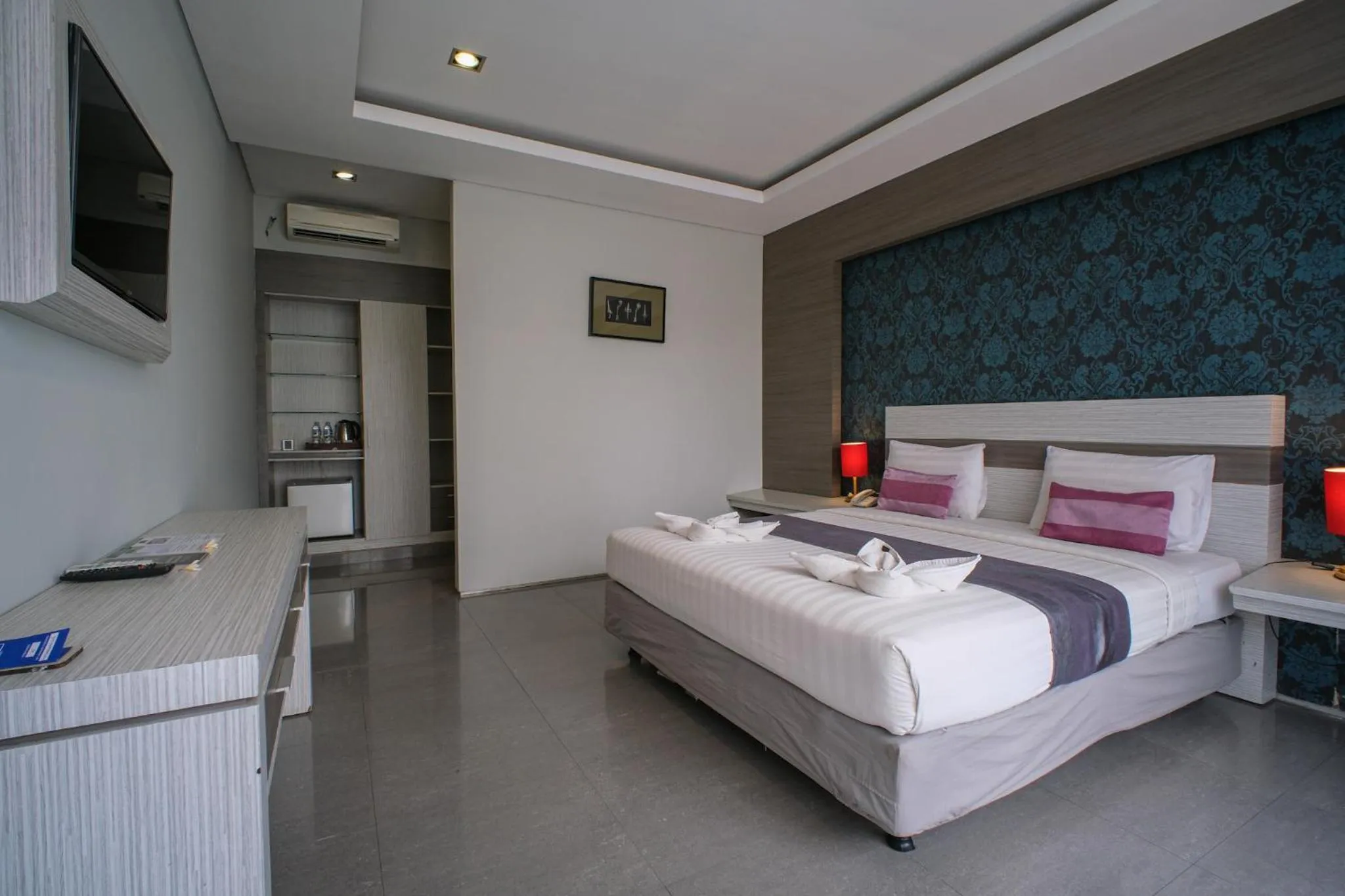 Bed in Kamini Legian Hotel