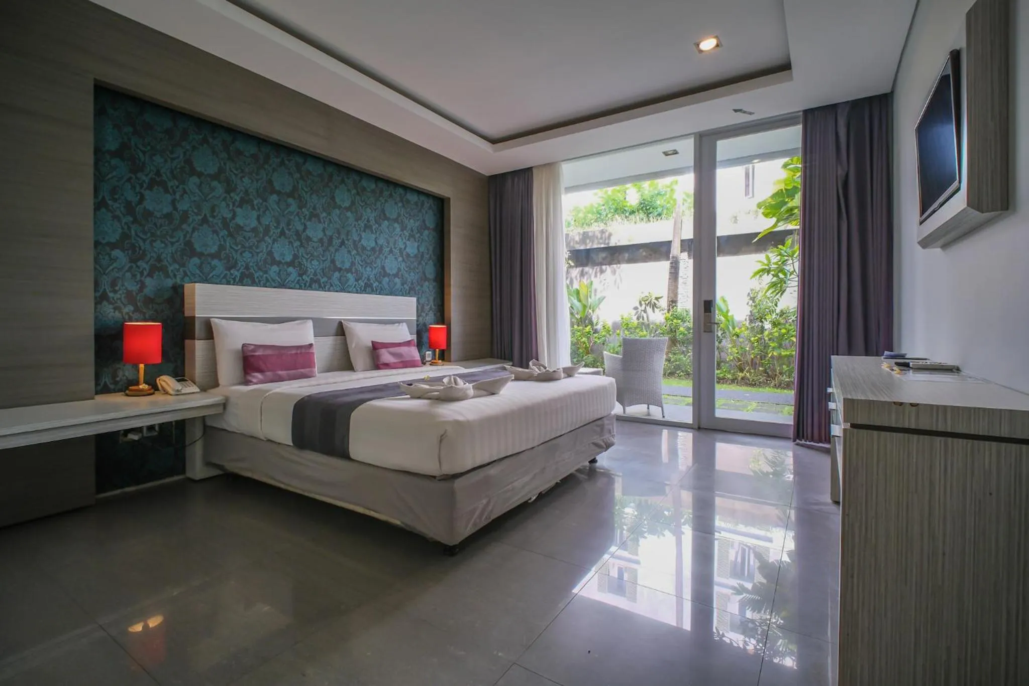 Bed in Kamini Legian Hotel