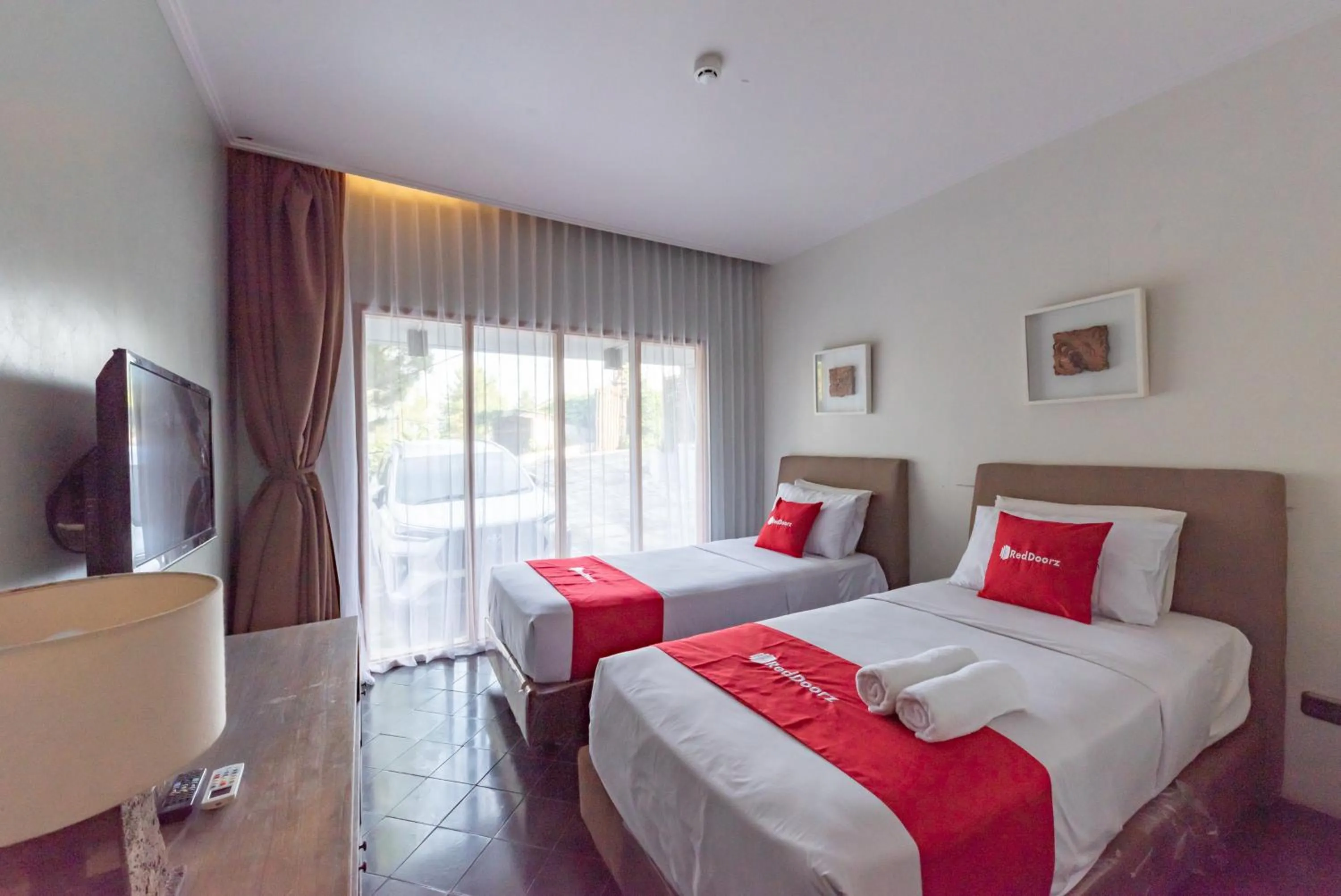 Superior Twin Room in Casa de Apple Dago Bandung by RedDoorz