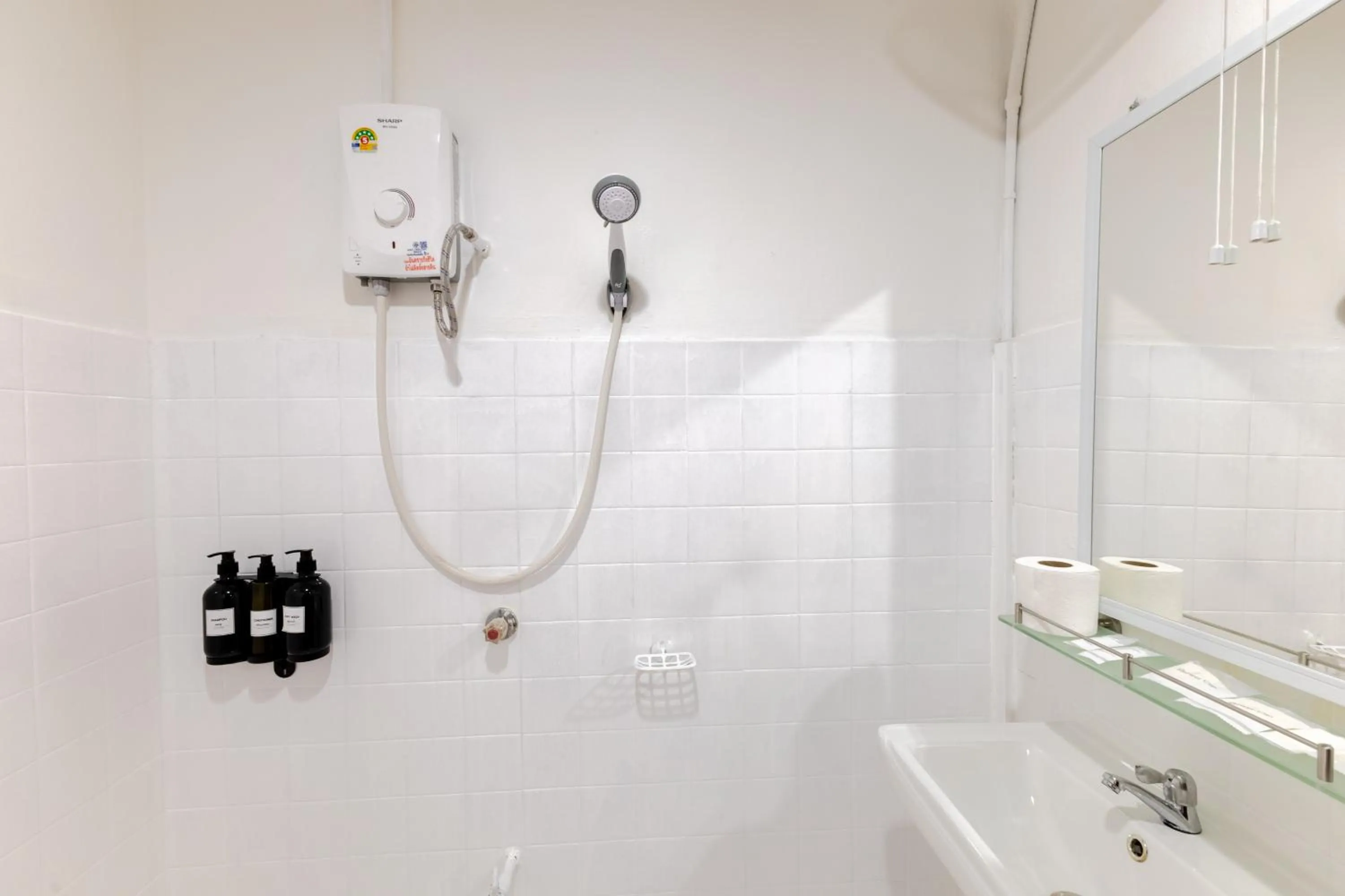 Shower in Calmly Stay Ratchada