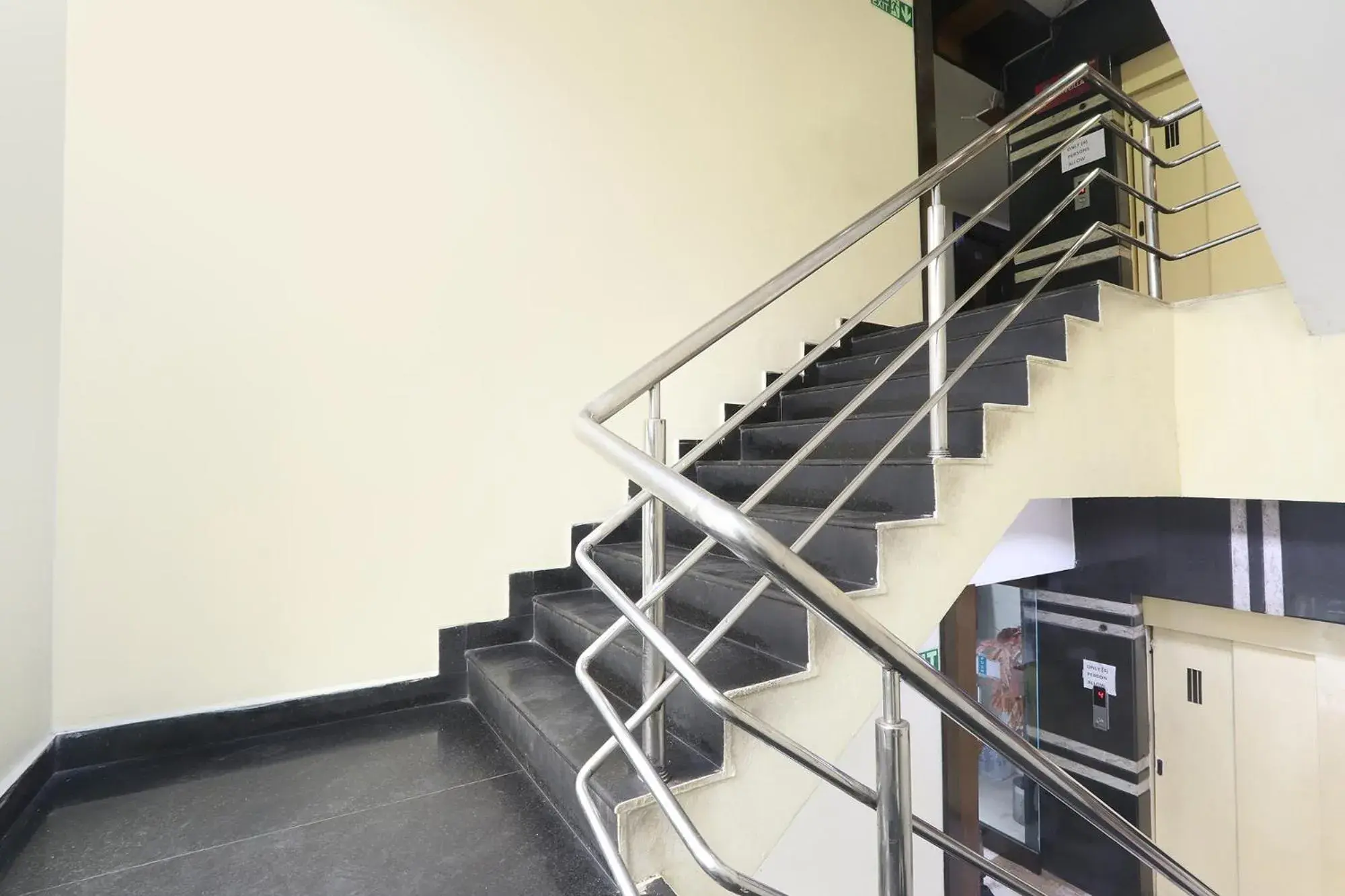 Lobby or reception in FabHotel Royal Residency II - Nr Lakdikapul Metro Station Lobby or reception in FabHotel Royal Residency II - Nr Lakdikapul Metro Station