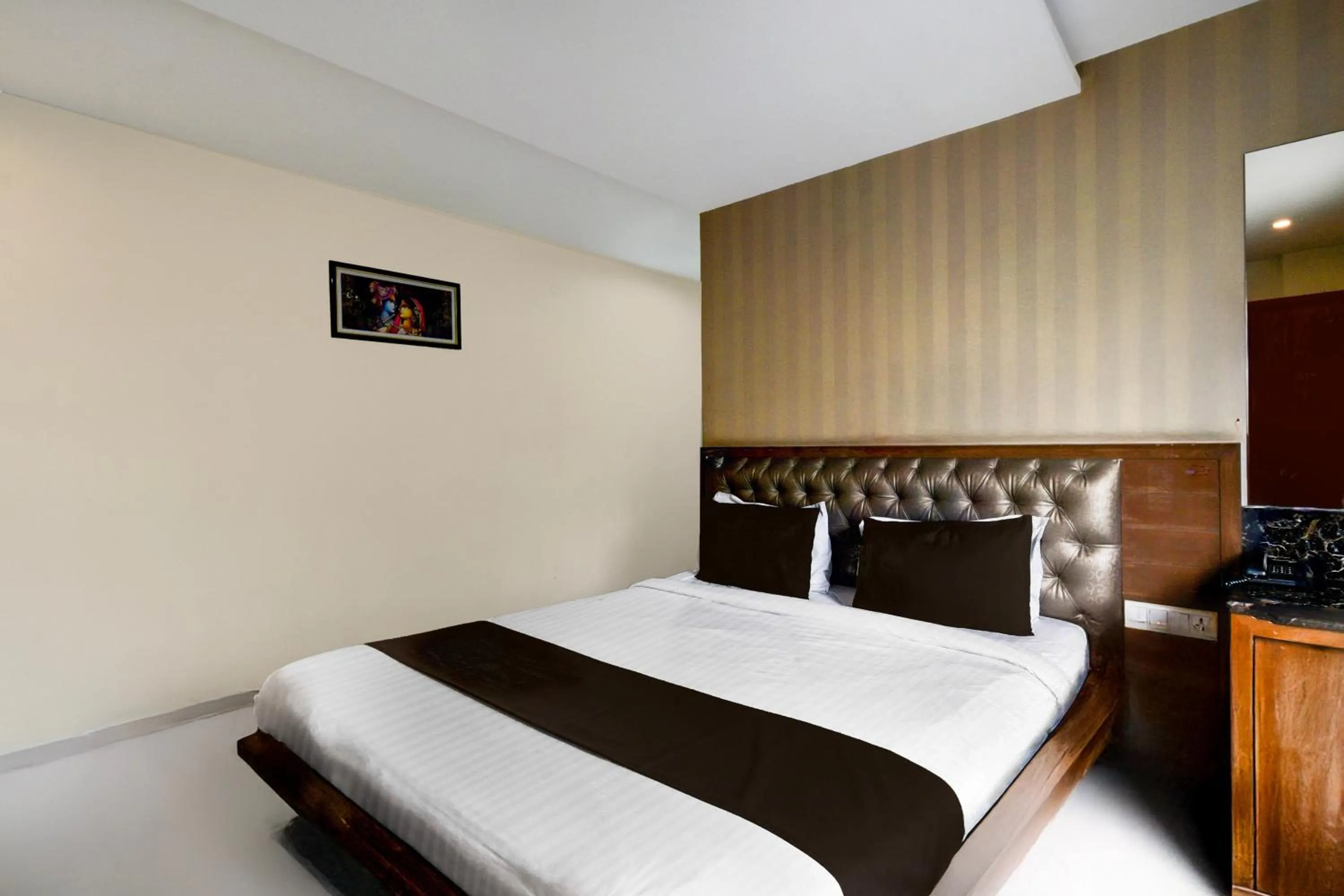 Bedroom, Bed in Super Townhouse Kothapet Formerly Surabhi Elite