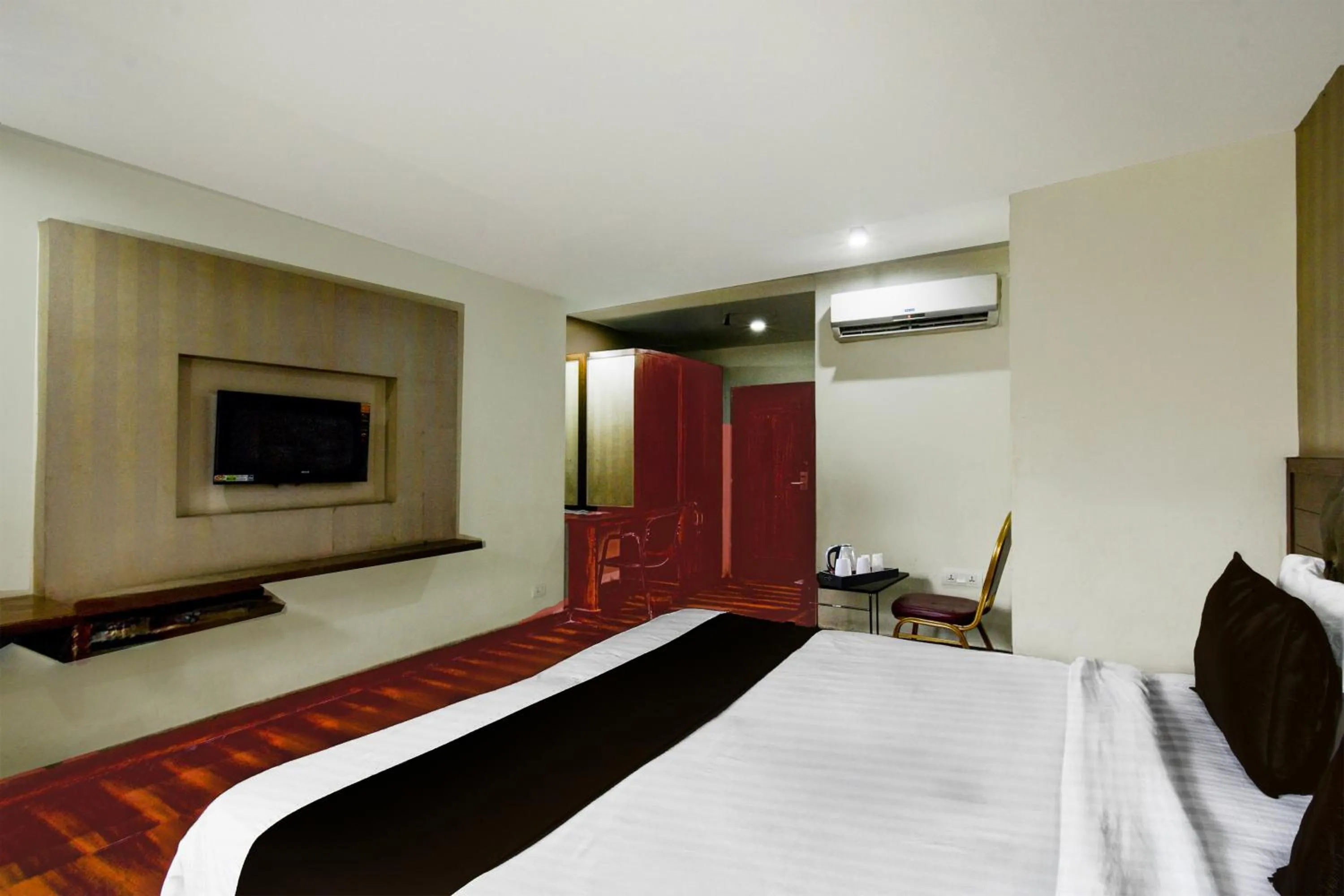 Bedroom, Bed in Super Townhouse Kothapet Formerly Surabhi Elite