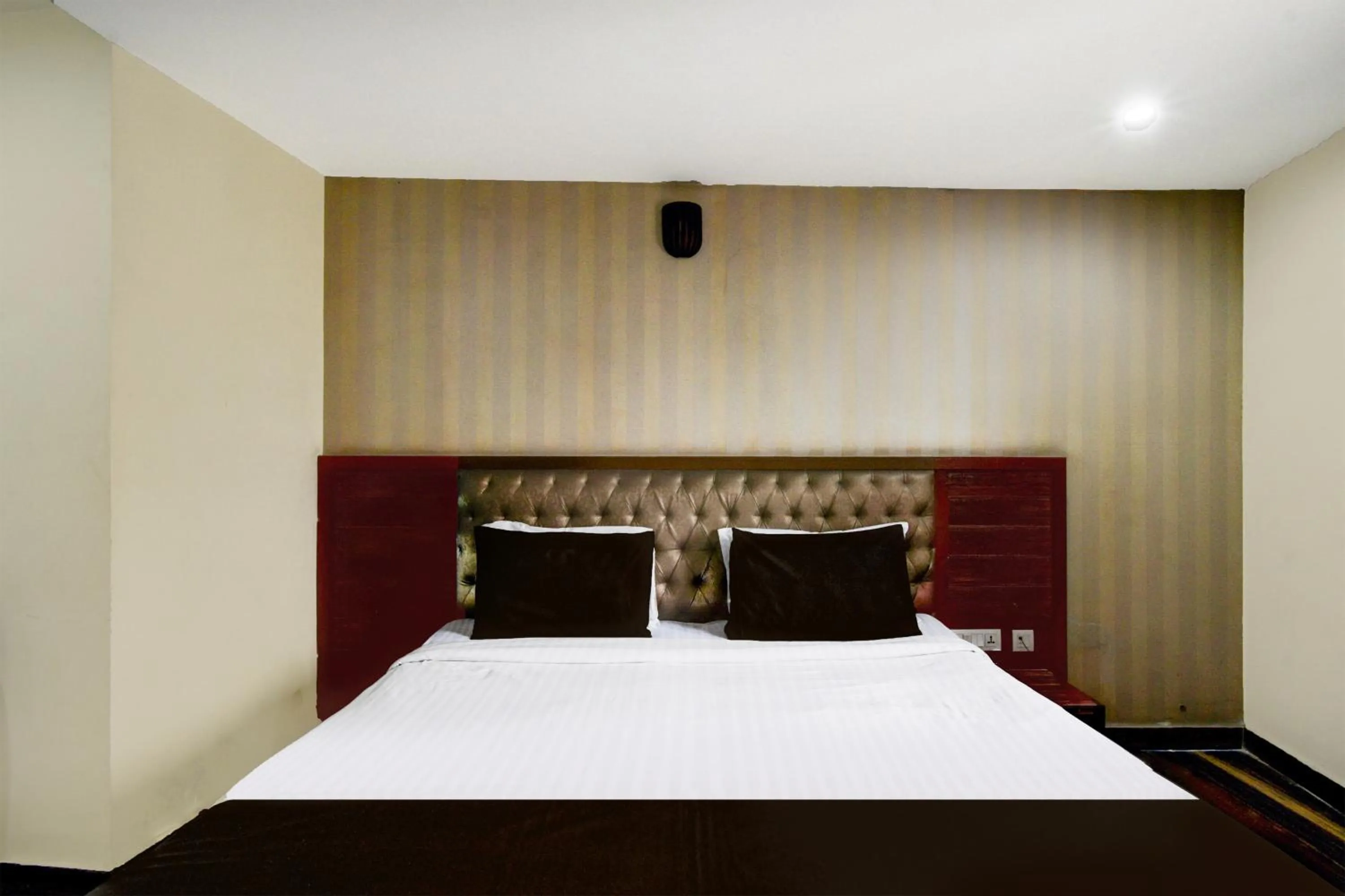 Bedroom, Bed in Super Townhouse Kothapet Formerly Surabhi Elite