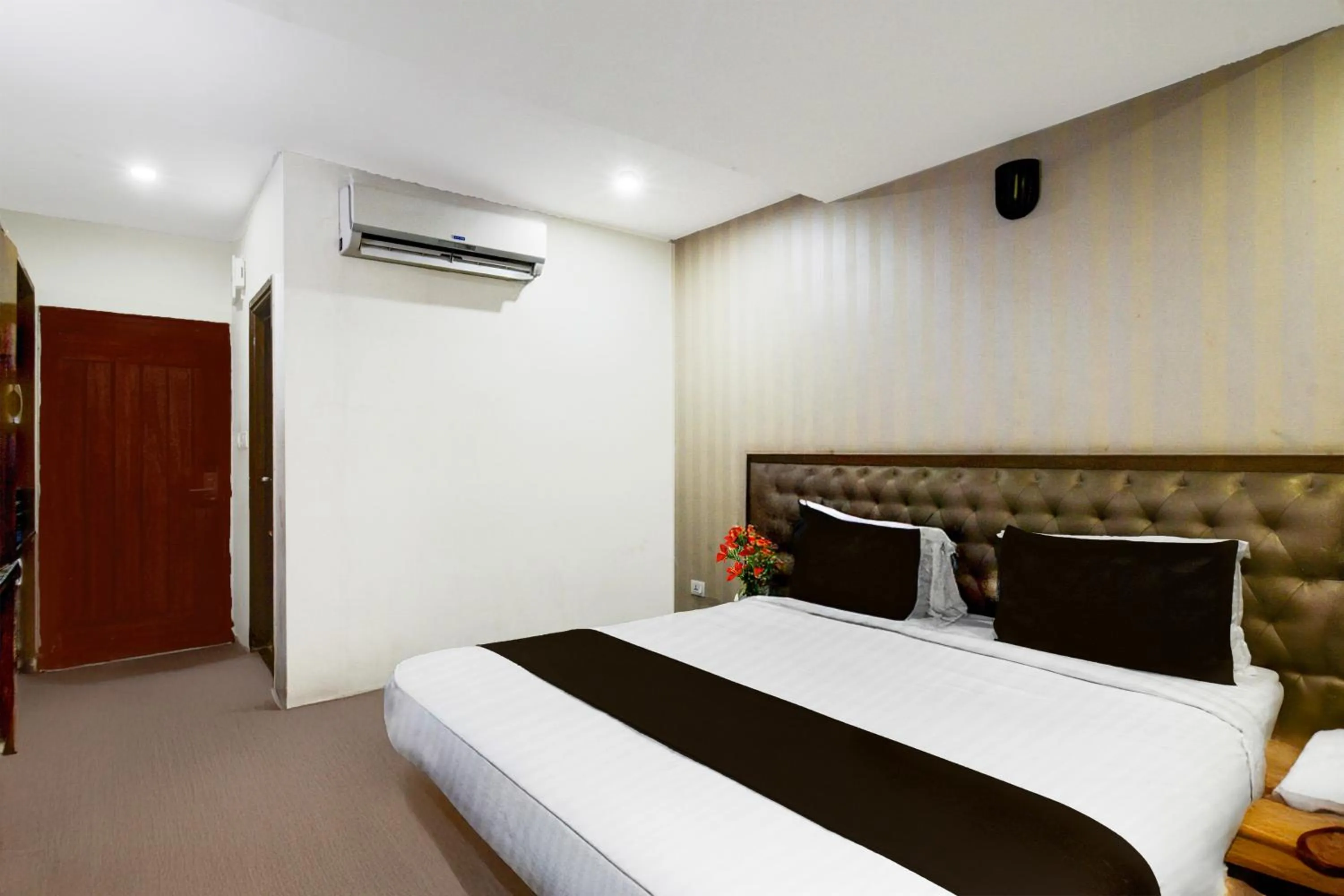 Bedroom, Bed in Super Townhouse Kothapet Formerly Surabhi Elite