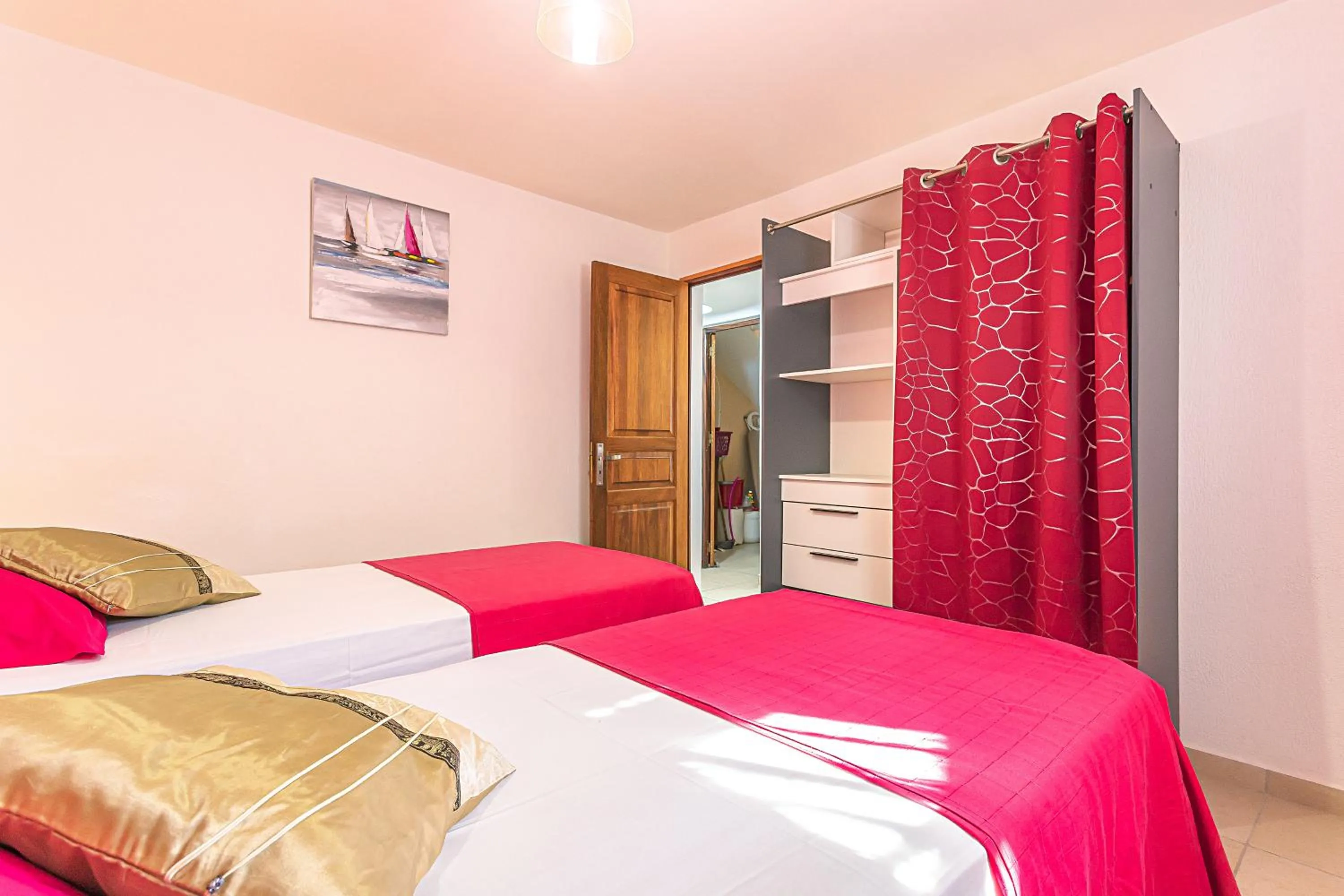 Bedroom, Bed in Chez Gerty Et Jocelyn