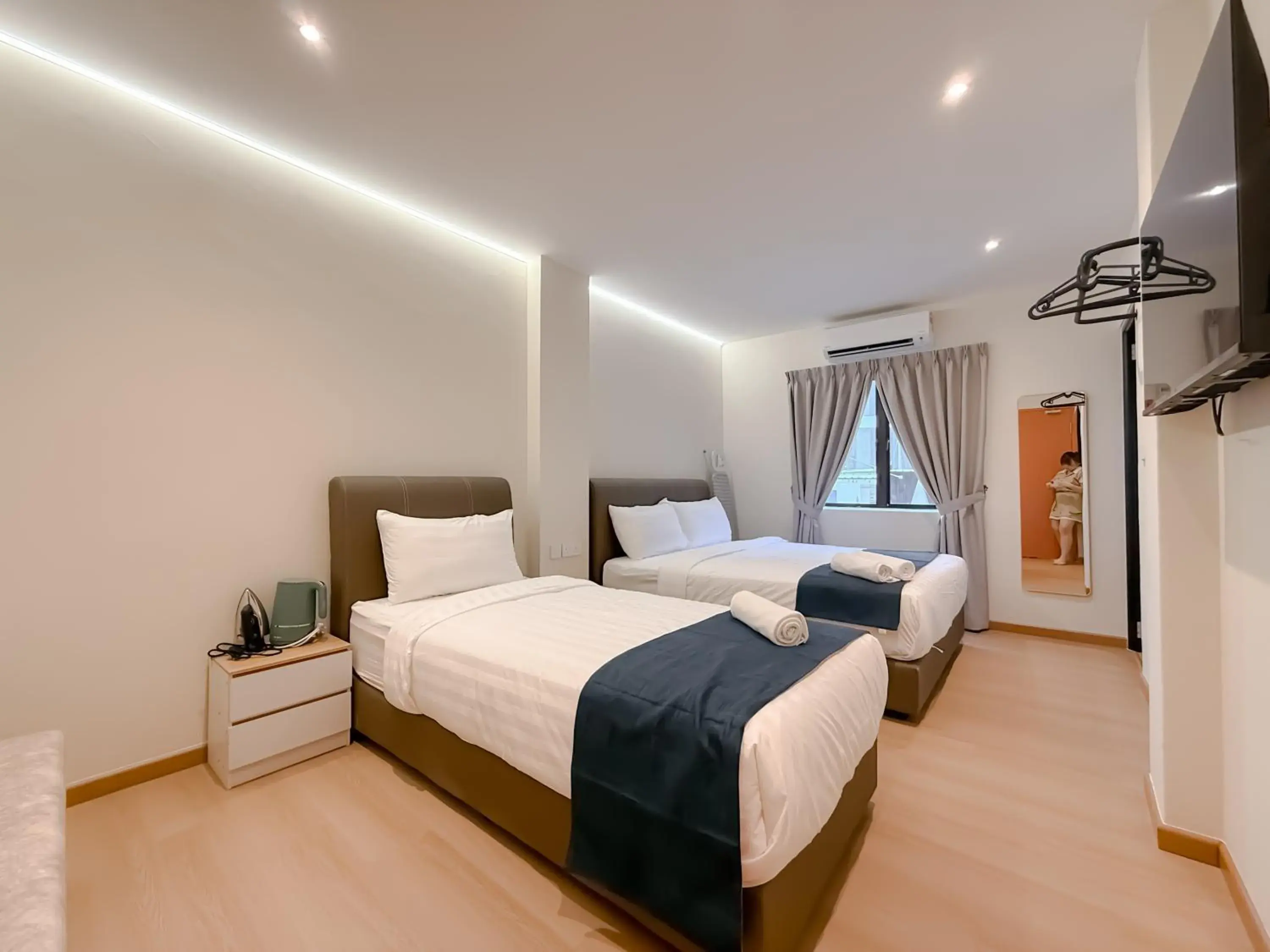 Superior Triple Room in Resandau Stay Ipoh - Nearby Ipoh Town - Private Car Park and Lift - Whole unit & Coliving Superior Triple Room in Resandau Stay Ipoh - Nearby Ipoh Town - Private Car Park and Lift - Whole unit & Coliving